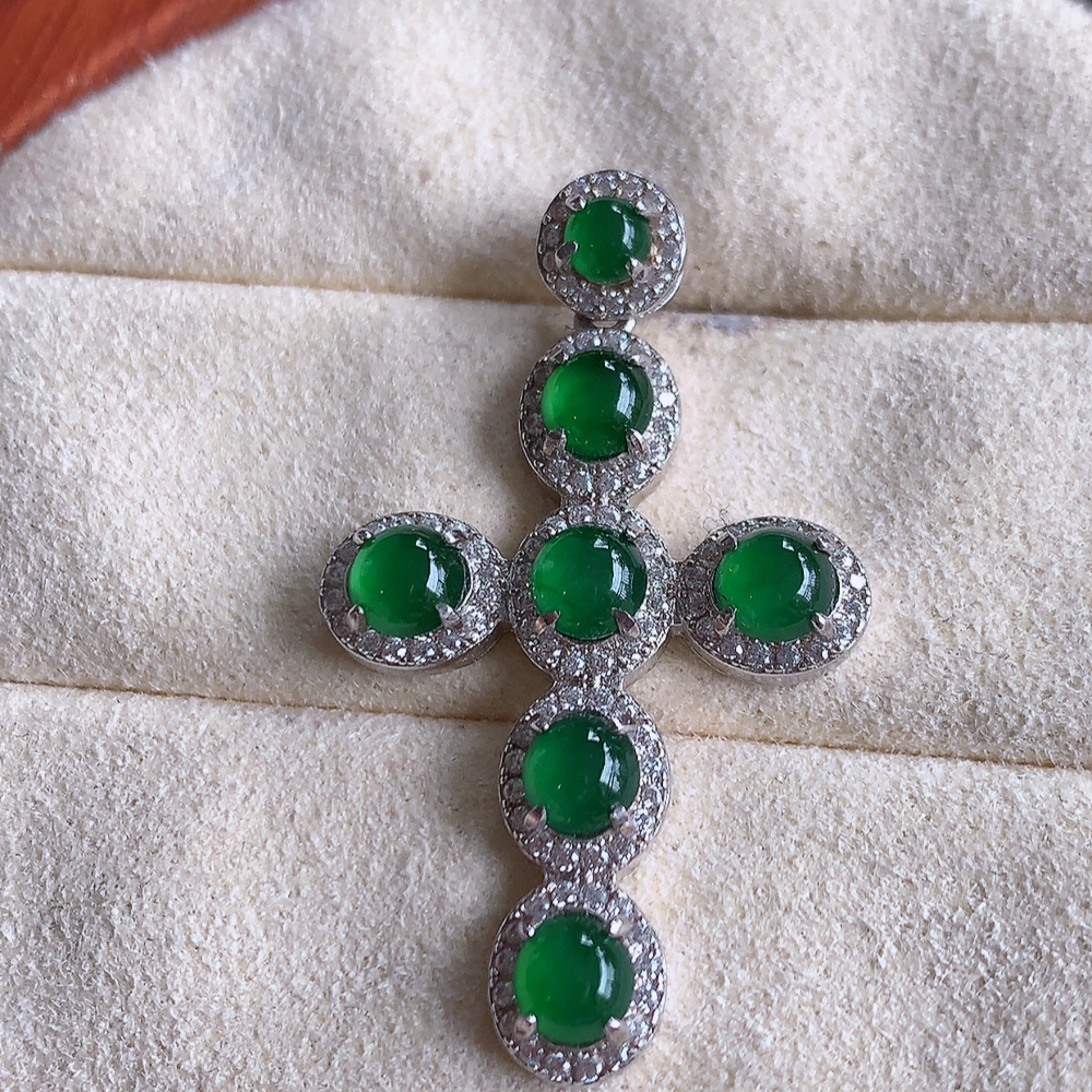 冰满绿翡翠925银镶嵌十字架挂件，自然光实拍，翠色灵动，颜色漂亮，种老水足，品相佳，佩戴佳品！W502.28  整体尺寸：36.5-21.5-4.6mm  裸石尺寸：4.2mm