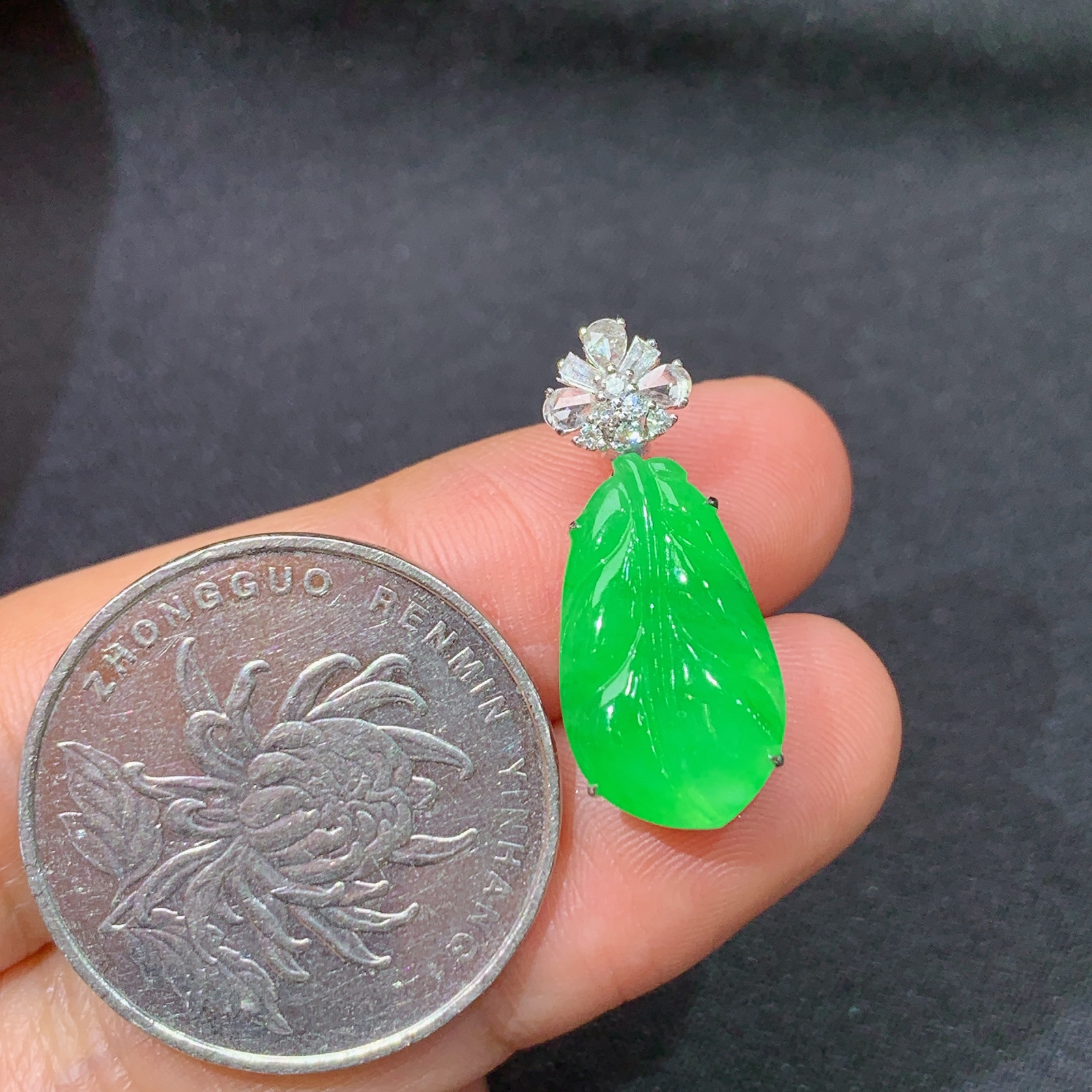 冰阳绿树叶吊坠，18k金镶嵌，冰润色阳，玉质细腻，种水足，Ych 尺寸23.2*9.3*6.6
