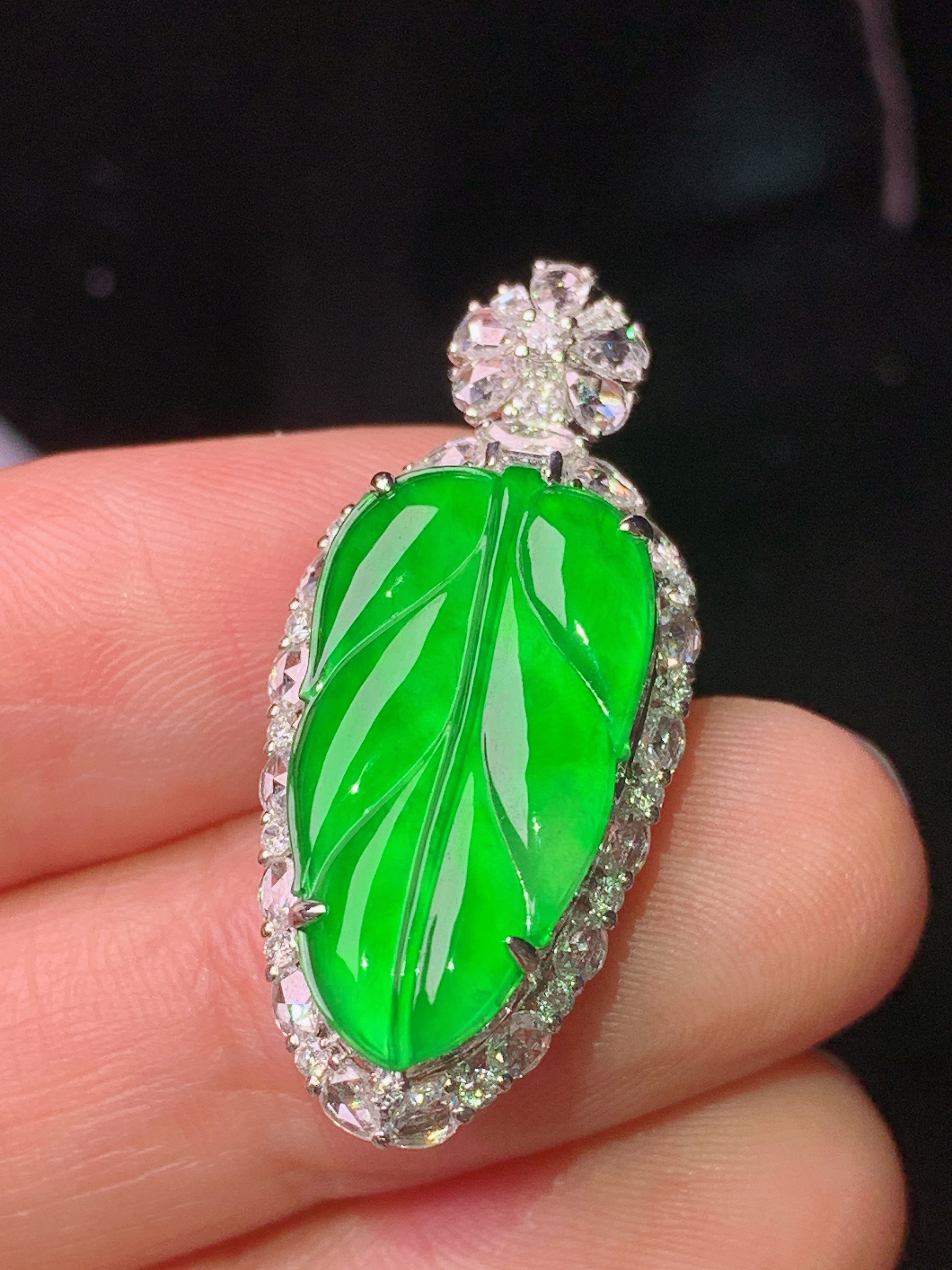 18k金钻镶嵌满绿树叶吊坠 玉质细腻 色泽艳丽清新 水润亮眼 整体尺寸31.8*14*8.5m5