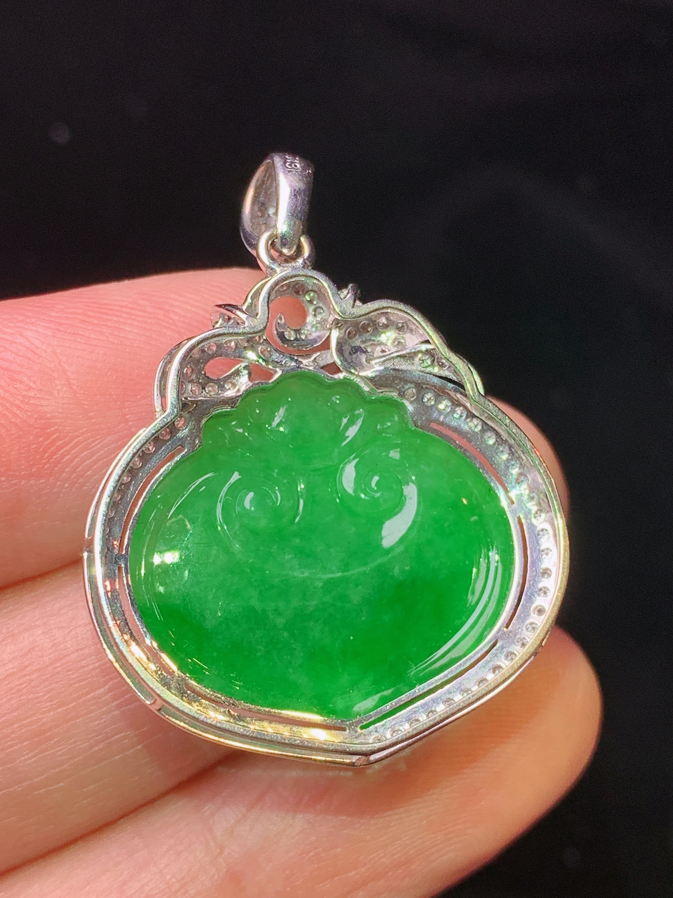 18k金钻镶嵌翠绿如意吊坠 玉质细腻 色泽艳丽清新 水润亮眼 整体尺寸33.5*25*7m5