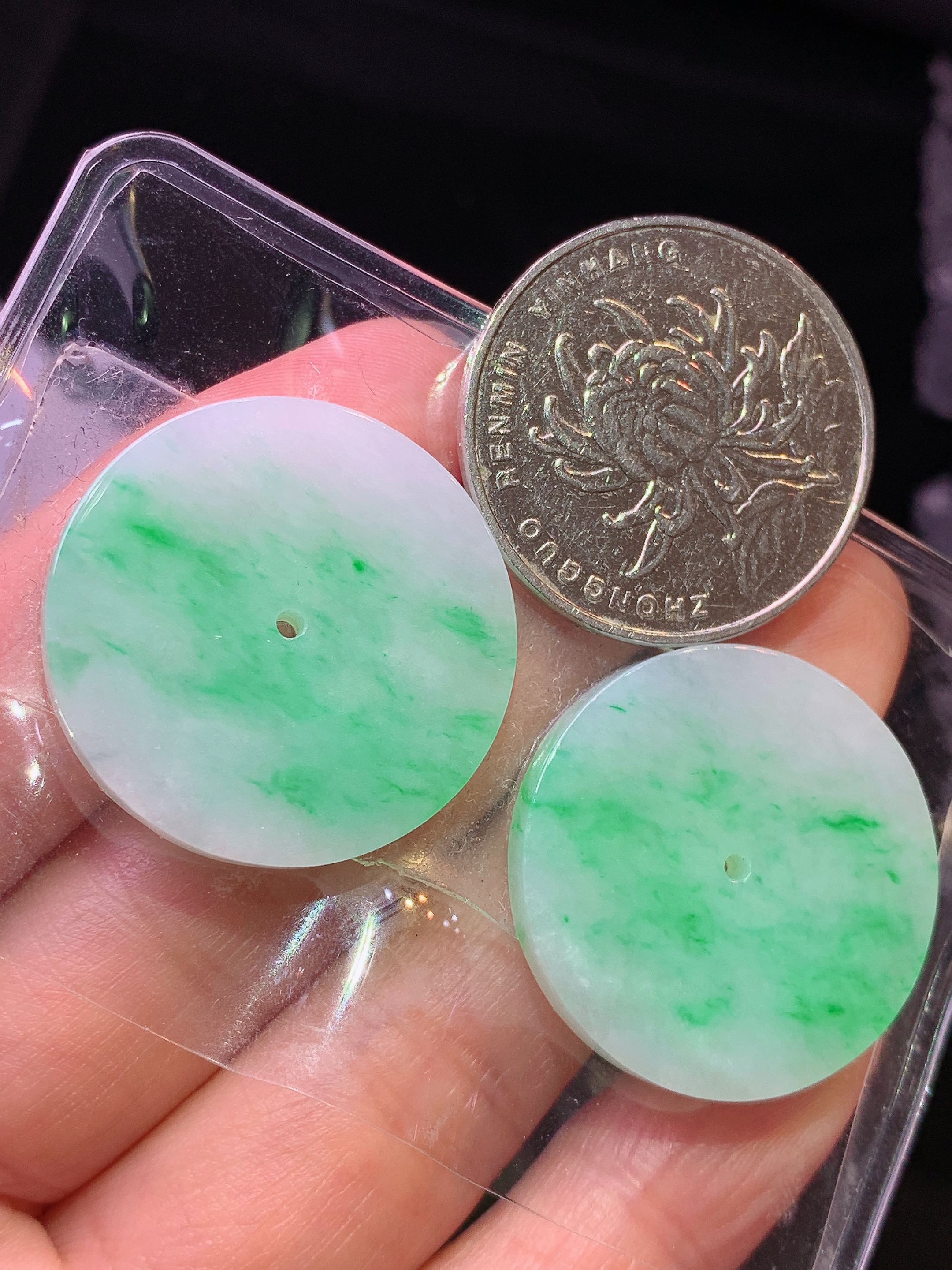 飘绿圆牌一对 玉质细腻 色泽艳丽清新 水润亮眼 整体尺寸25.8*3.2L2