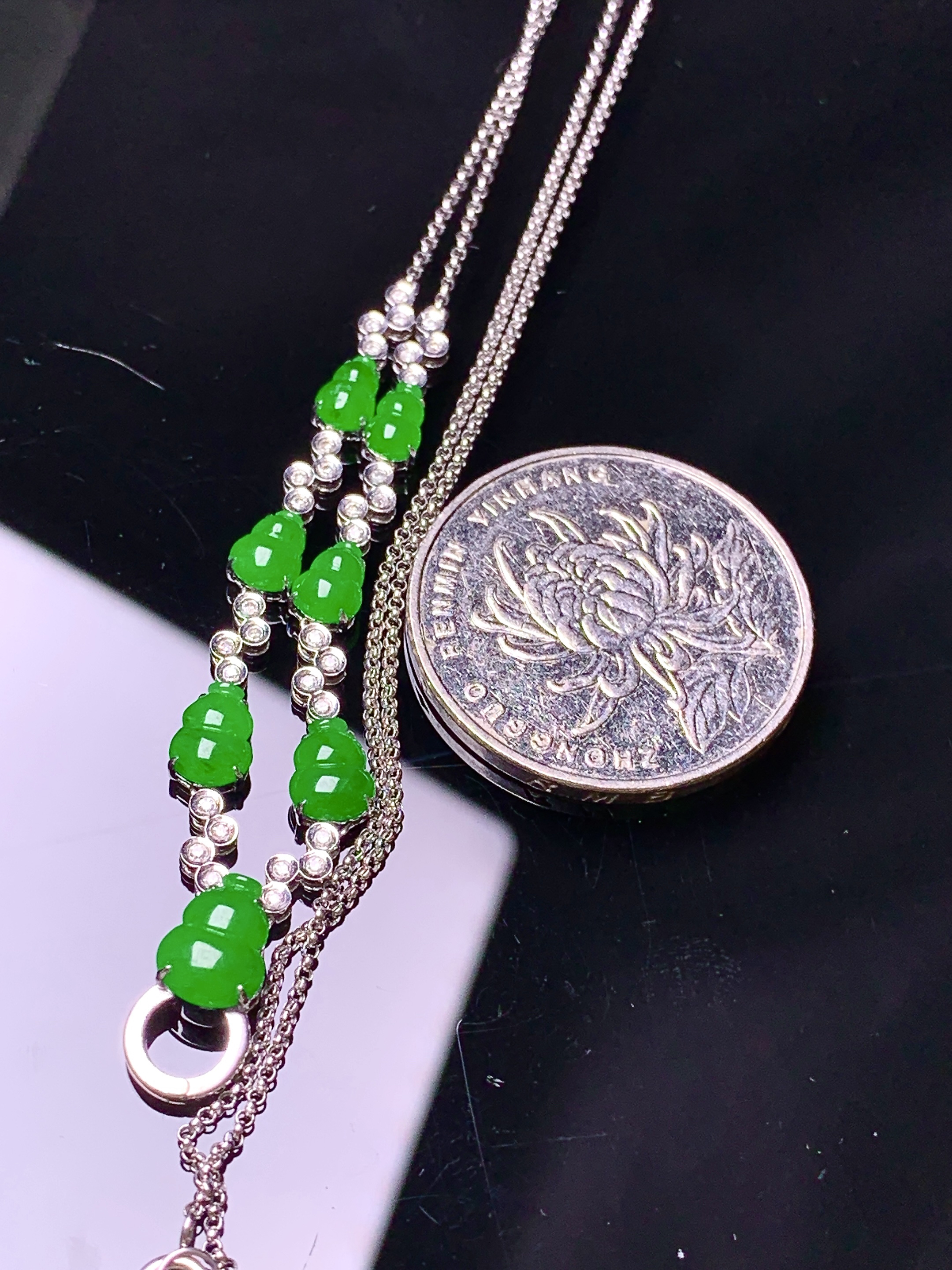 18k金钻镶嵌满绿葫芦多用项链 玉质细腻 色泽艳丽清新 水润亮眼 整体尺寸58*6.7*4.5y4