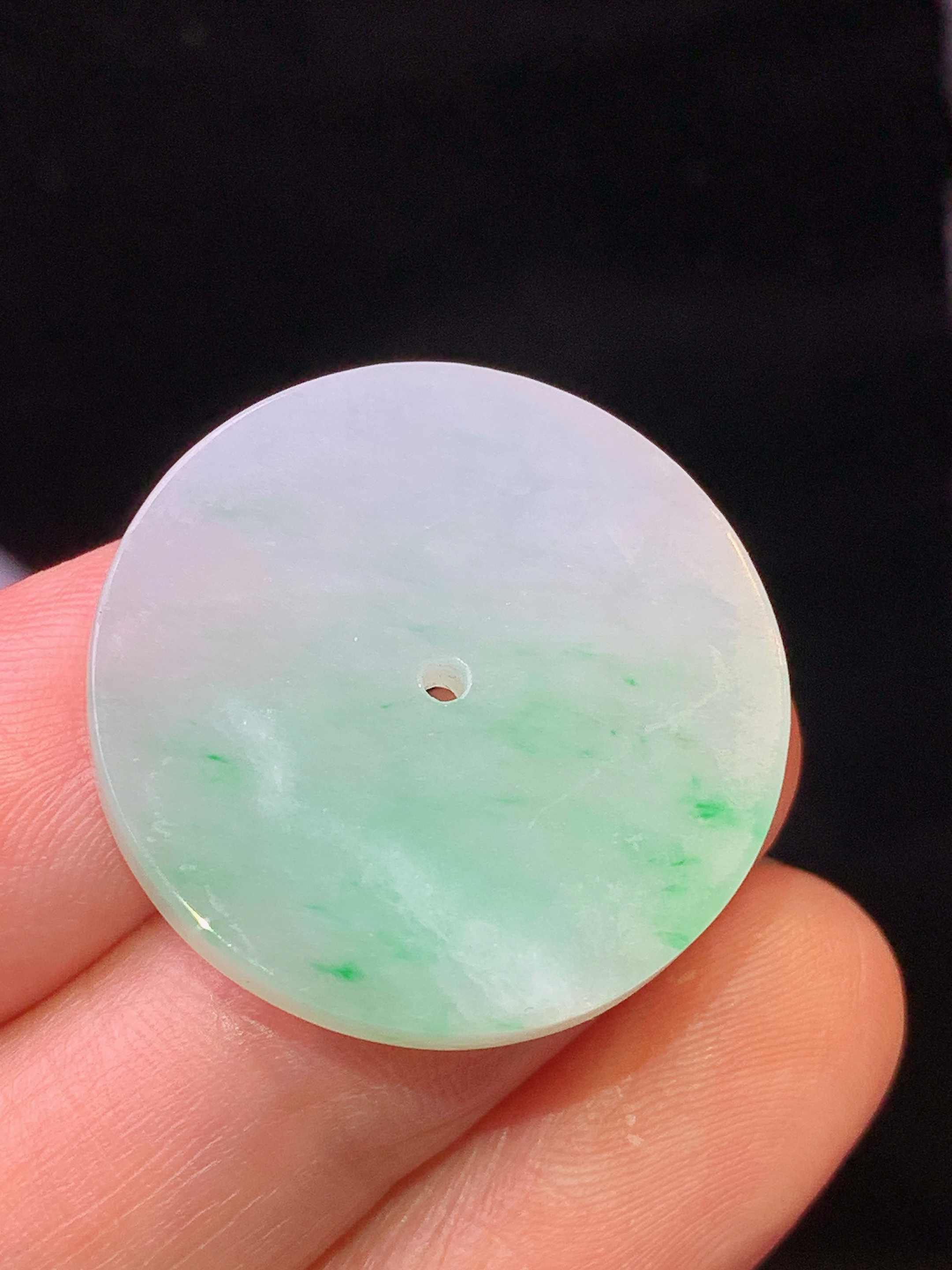 飘绿圆牌吊坠 玉质细腻 色泽艳丽清新 水润亮眼 整体尺寸25.2*3L2