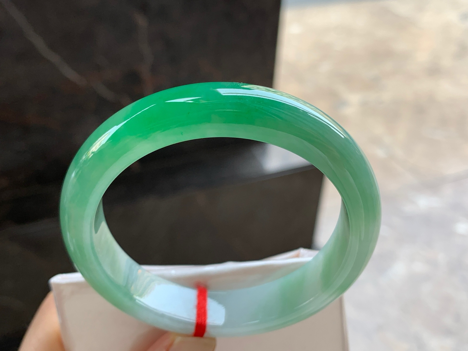 56-12.6-8.7

辣绿色手镯^_^颜色鲜艳 玉质温润