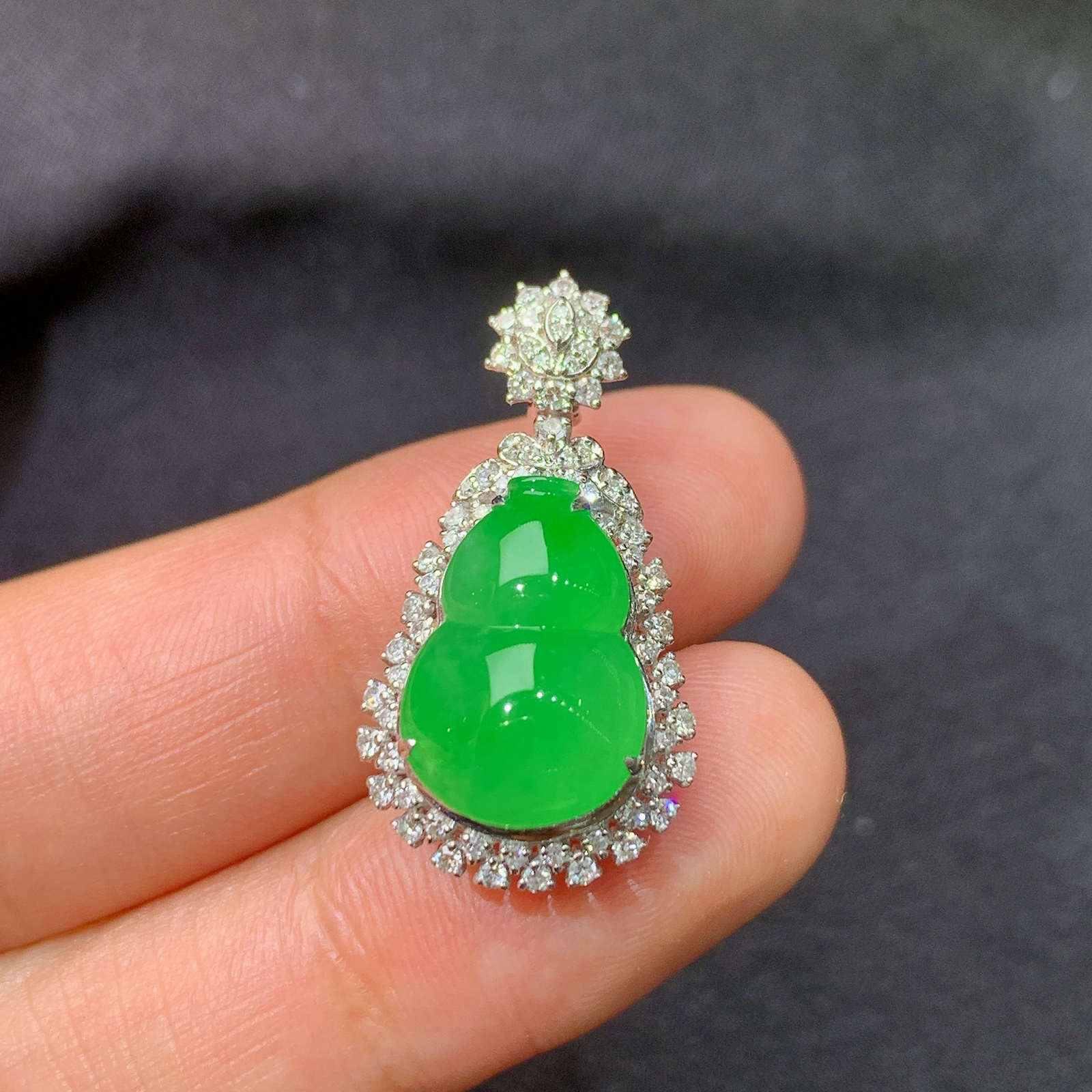 冰阳绿葫芦吊坠，18k金镶嵌，冰润色阳，玉质细腻，种水足，Kf 尺寸26.6*14*10