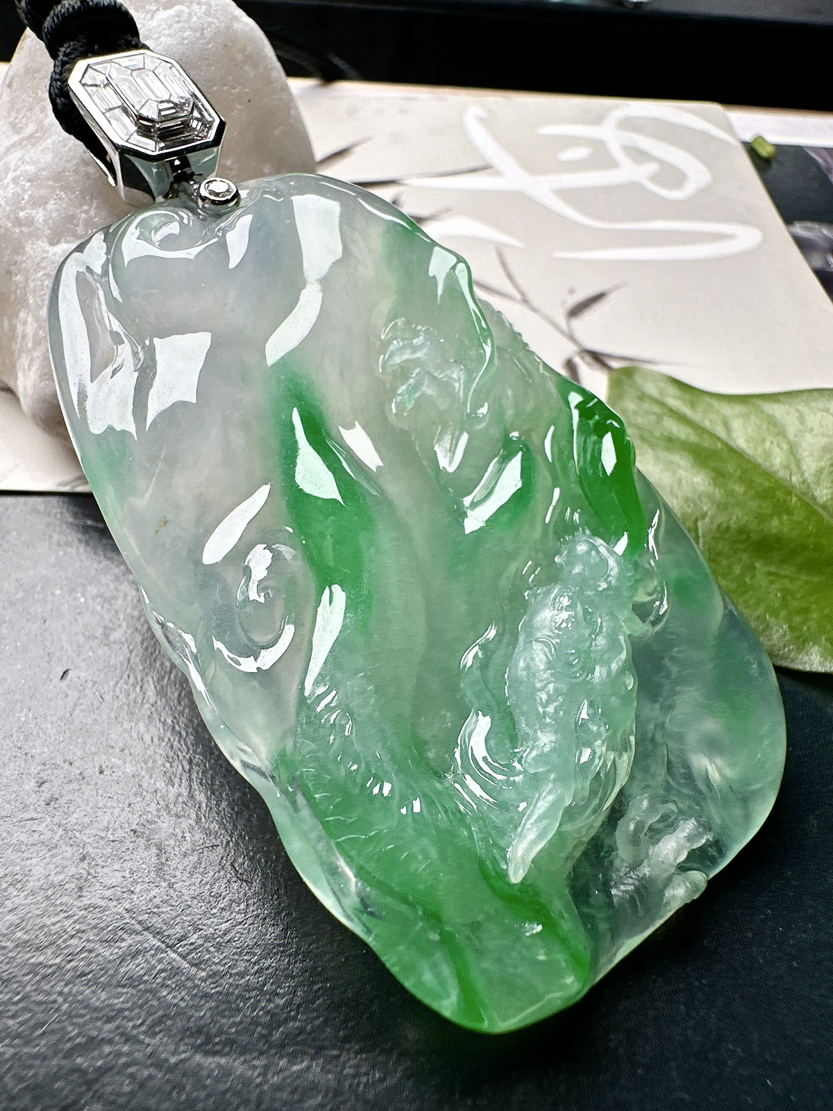 【冰种飘绿龙牌】实物冰感非常强，冰润细腻，通透感强，起胶感强，工艺雕刻很精细，18k金钻镶嵌，裸石尺寸63.1*38.8*8.7毫米