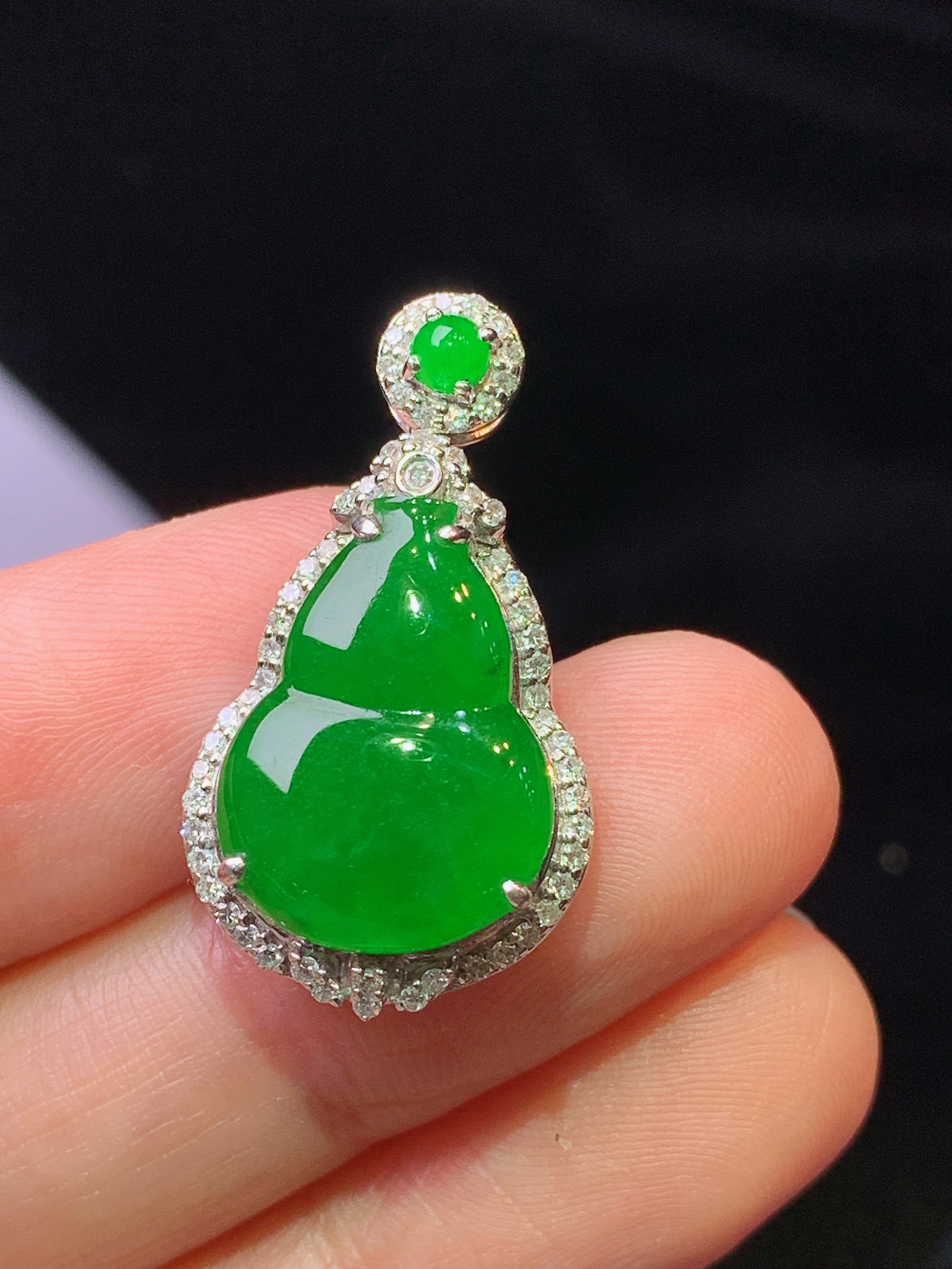 18k金钻镶嵌满绿葫芦吊坠 玉质细腻 色泽艳丽清新 水润亮眼 整体尺寸27.6*15.2*7.3b2