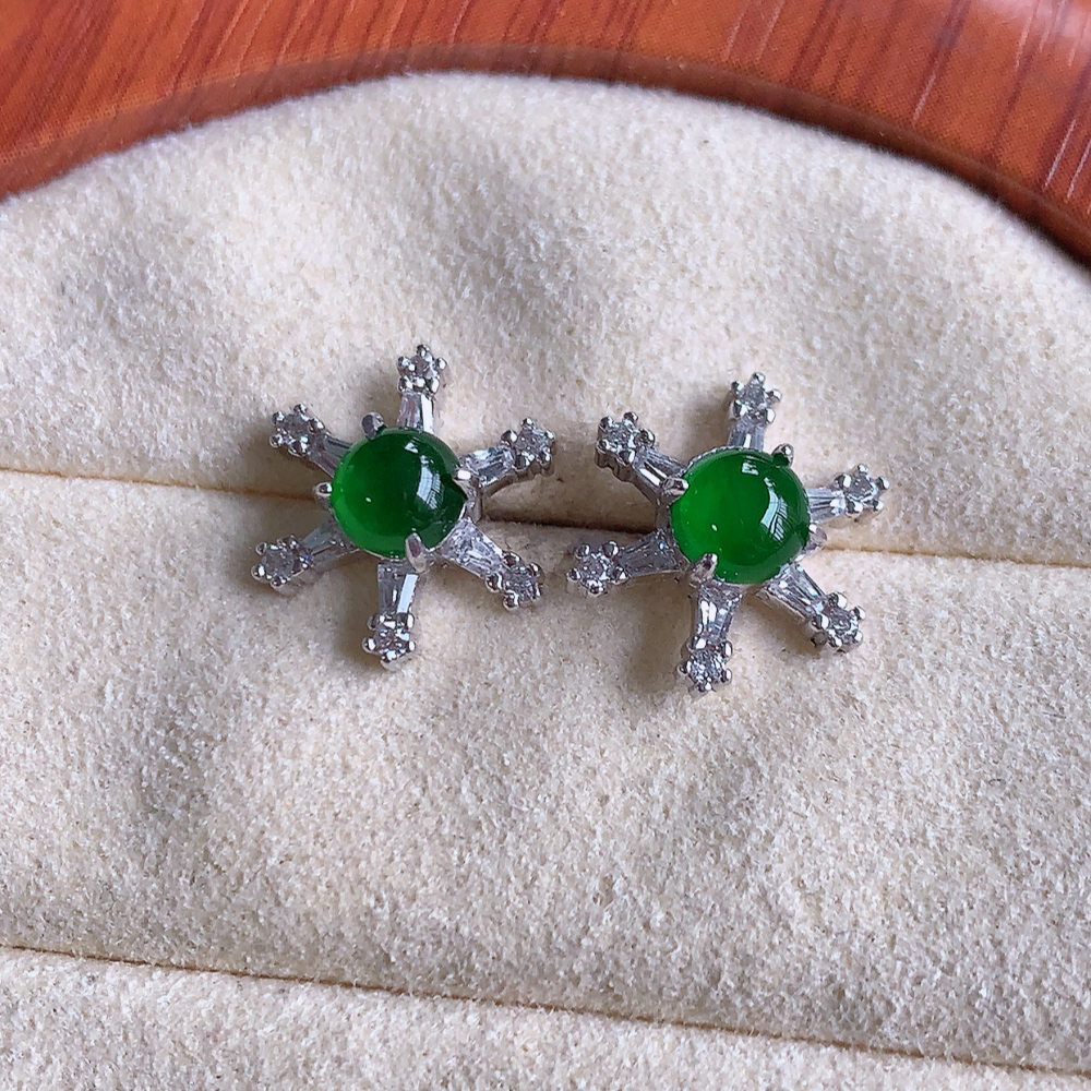 冰满绿翡翠925银镶嵌耳钉，自然光实拍，翠色灵动，颜色漂亮，种老水足，品相佳，佩戴佳品！W502.28  取一整体尺寸：12.8-5.5mm  裸石尺寸：4.8mm