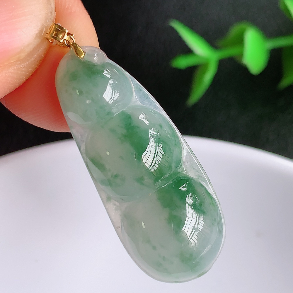 18k金扣冰润飘花福豆翡翠挂件，老种飘花  冰清玉洁  胶感十足  寓意“四季平安，福气满满”颜色鲜艳，清新自然，饱满通透   W49.28  尺寸：32.2-13.5-5.8mm