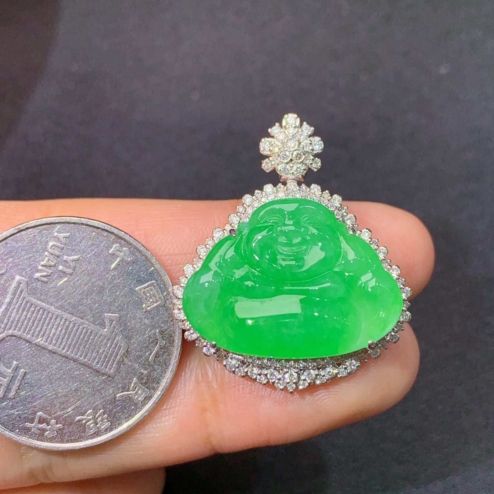 冰阳绿笑佛吊坠，18k金镶嵌，冰润色阳，品相好，种水足，Xj 尺寸29*24.9*10 F1