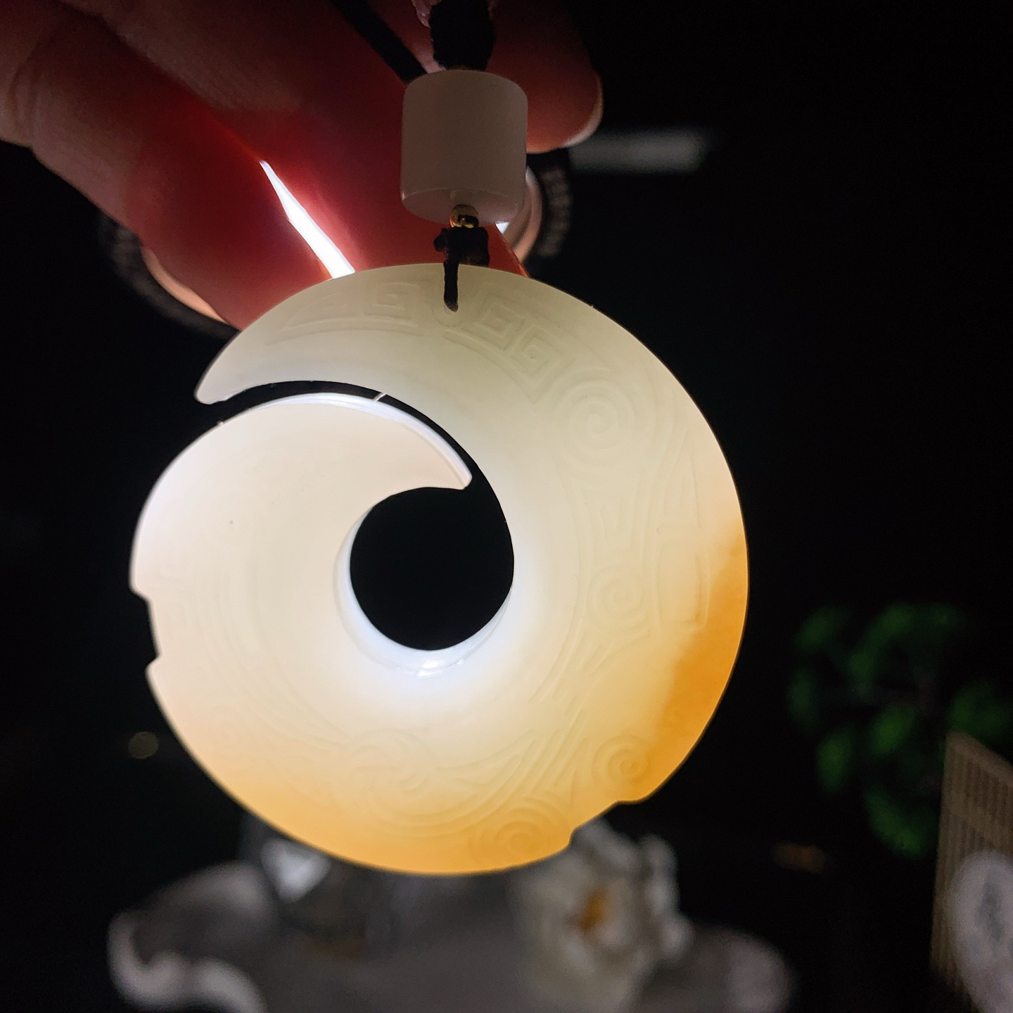 新疆和田玉且末糖时来运转挂件。尺寸50/10重50克 玉质细腻油润 底色纯净 脂粉好，品质好。lt260330