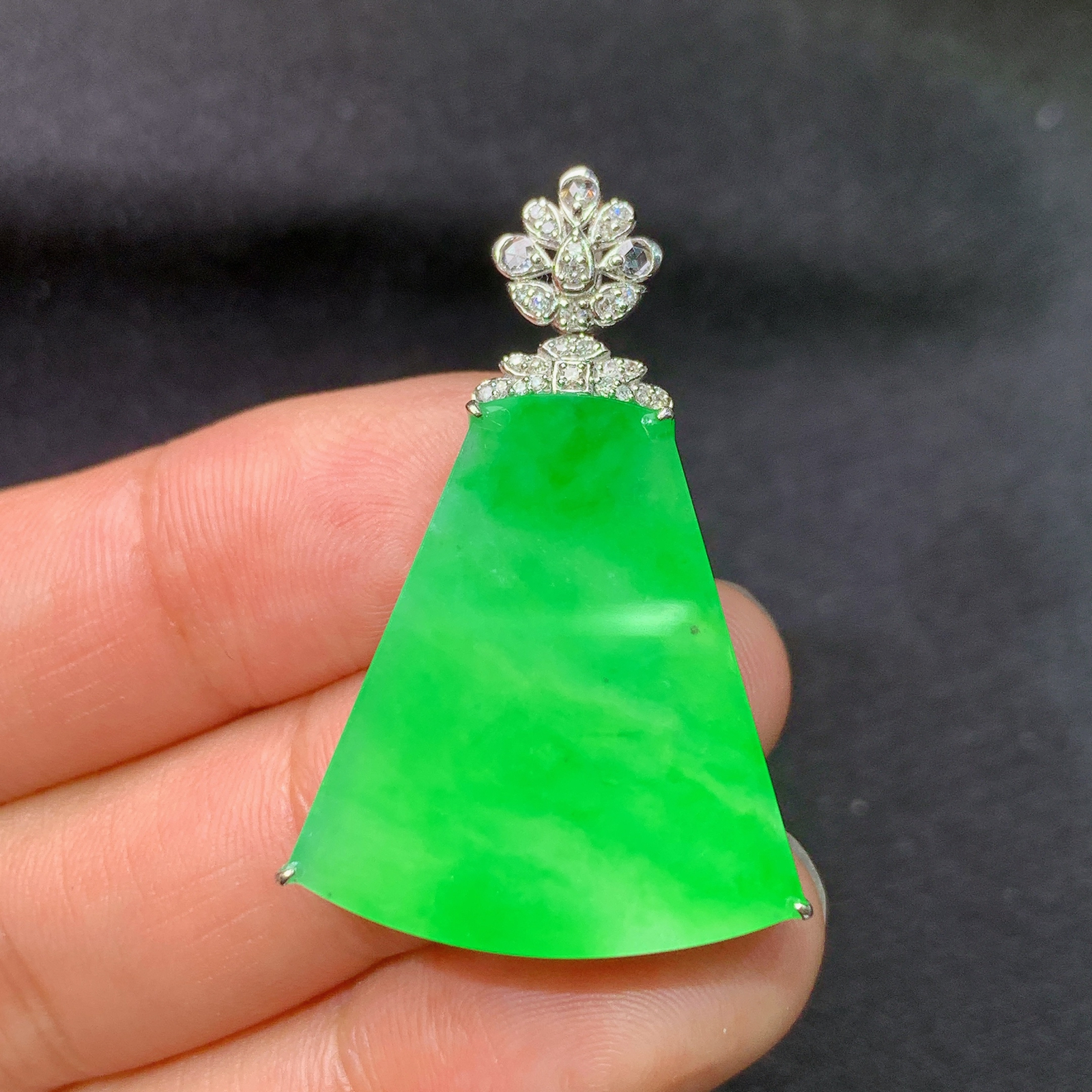 阳绿无事牌吊坠，18k金镶嵌，冰润色阳，玉质细腻，种水足，Kf 尺寸36.5*23.9*6