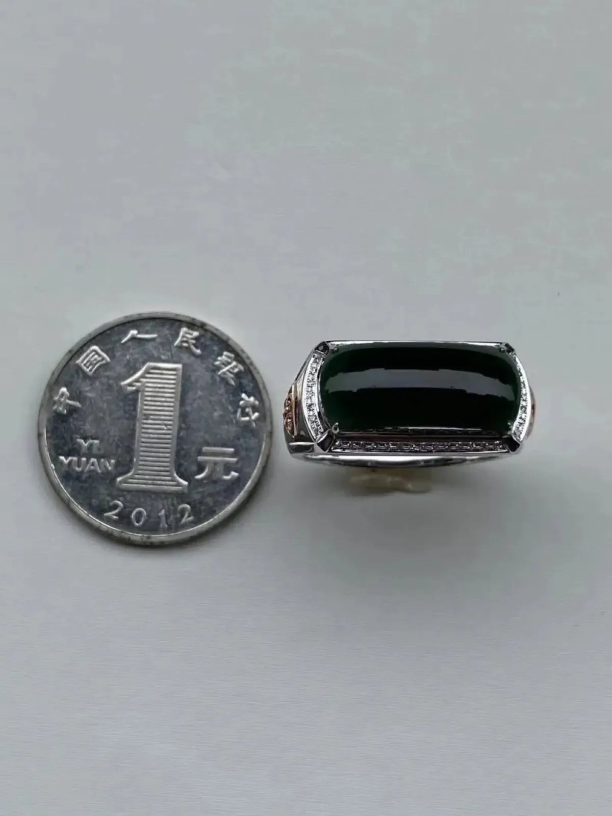 墨翠：【马鞍戒指】18K金+南非钻镶嵌，细腻干净，黑度极黑，性价比高·做工精致，打灯透绿 裸石尺寸：18.2*8.0