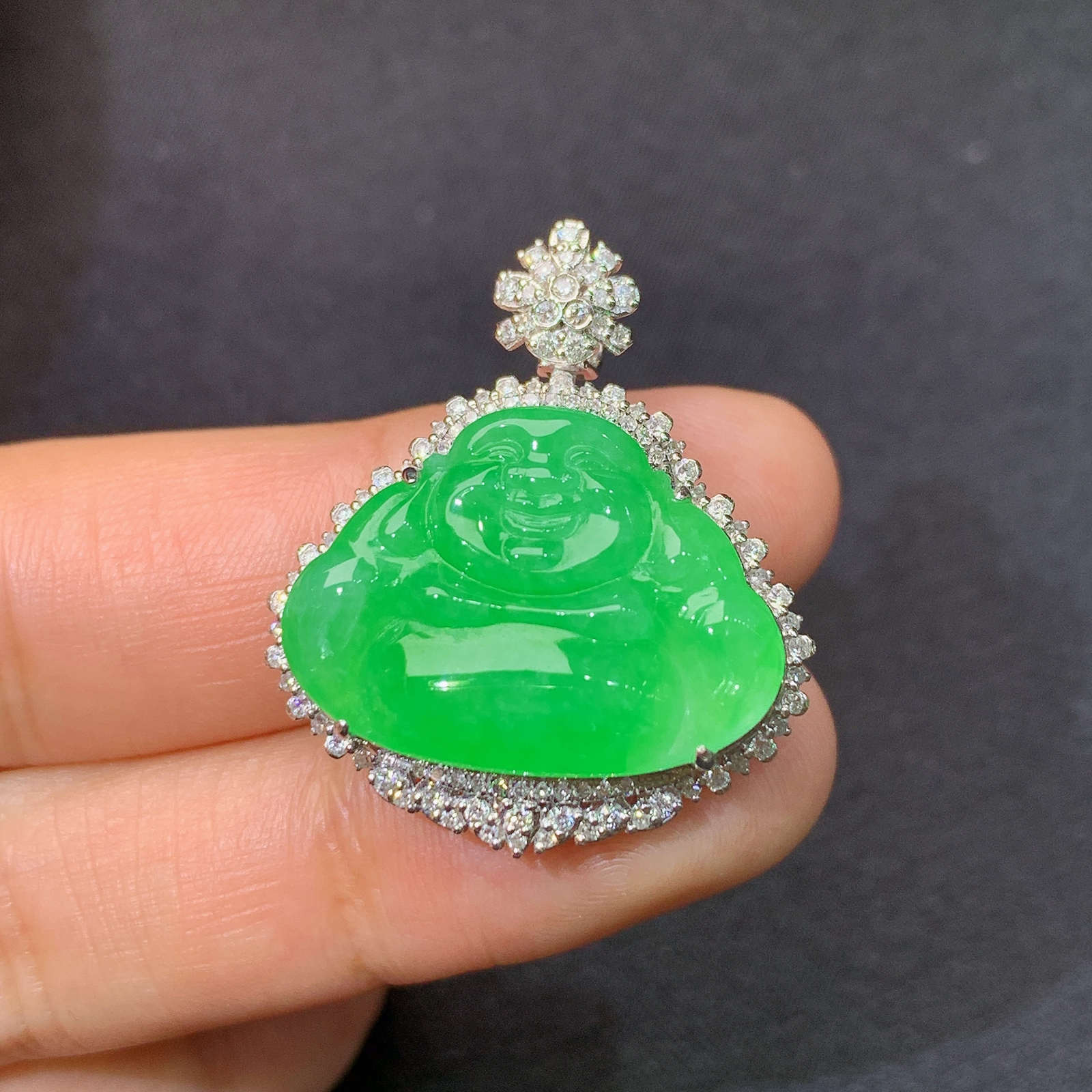 冰阳绿笑佛吊坠，18k金镶嵌，冰润色阳，品相好，种水足，Xj 尺寸29*24.9*10 F1