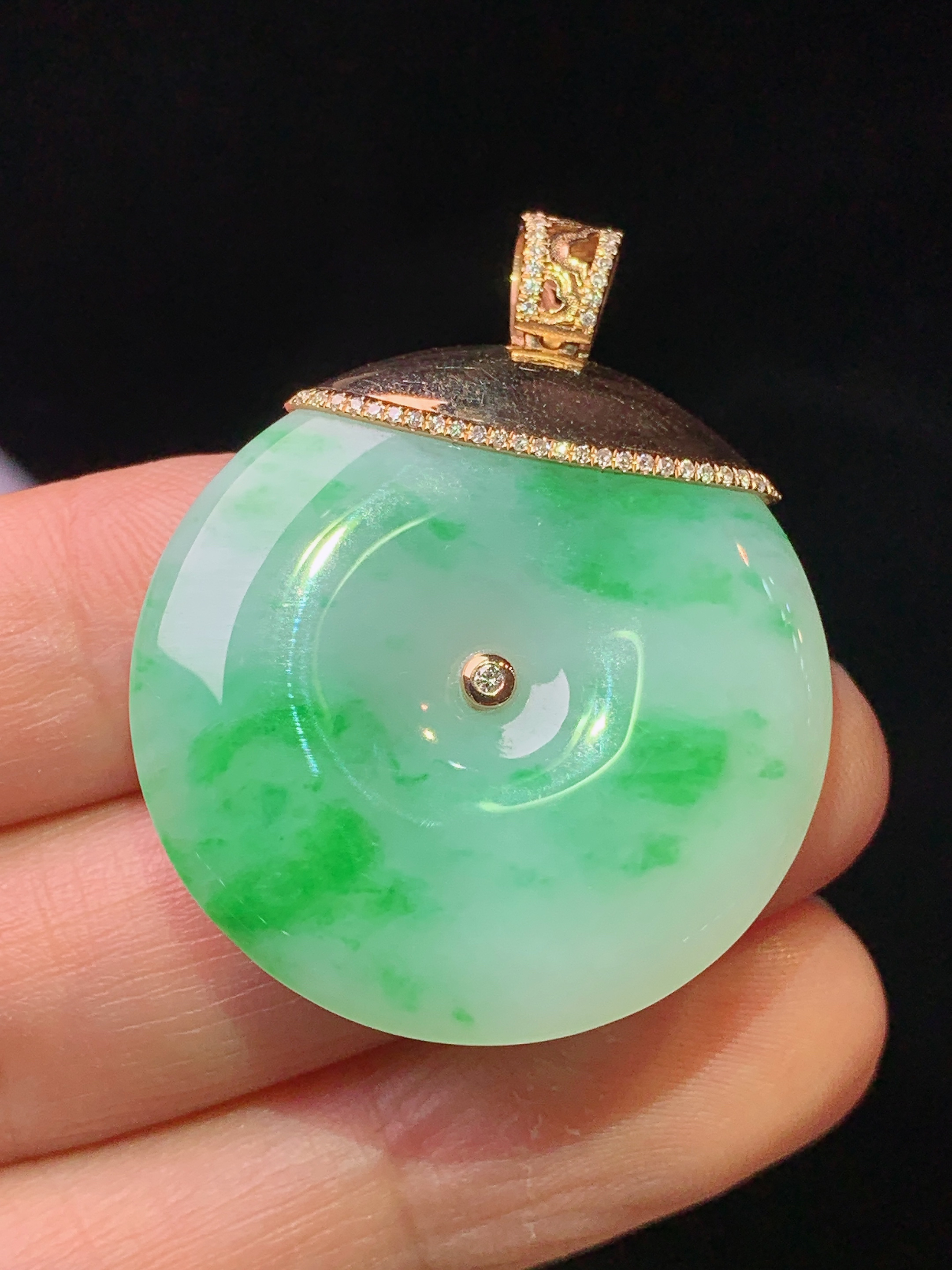 18k金镶嵌飘绿平安扣吊坠 玉质细腻 色泽艳丽清新 水润亮眼 整体尺寸38*30*5.2w1