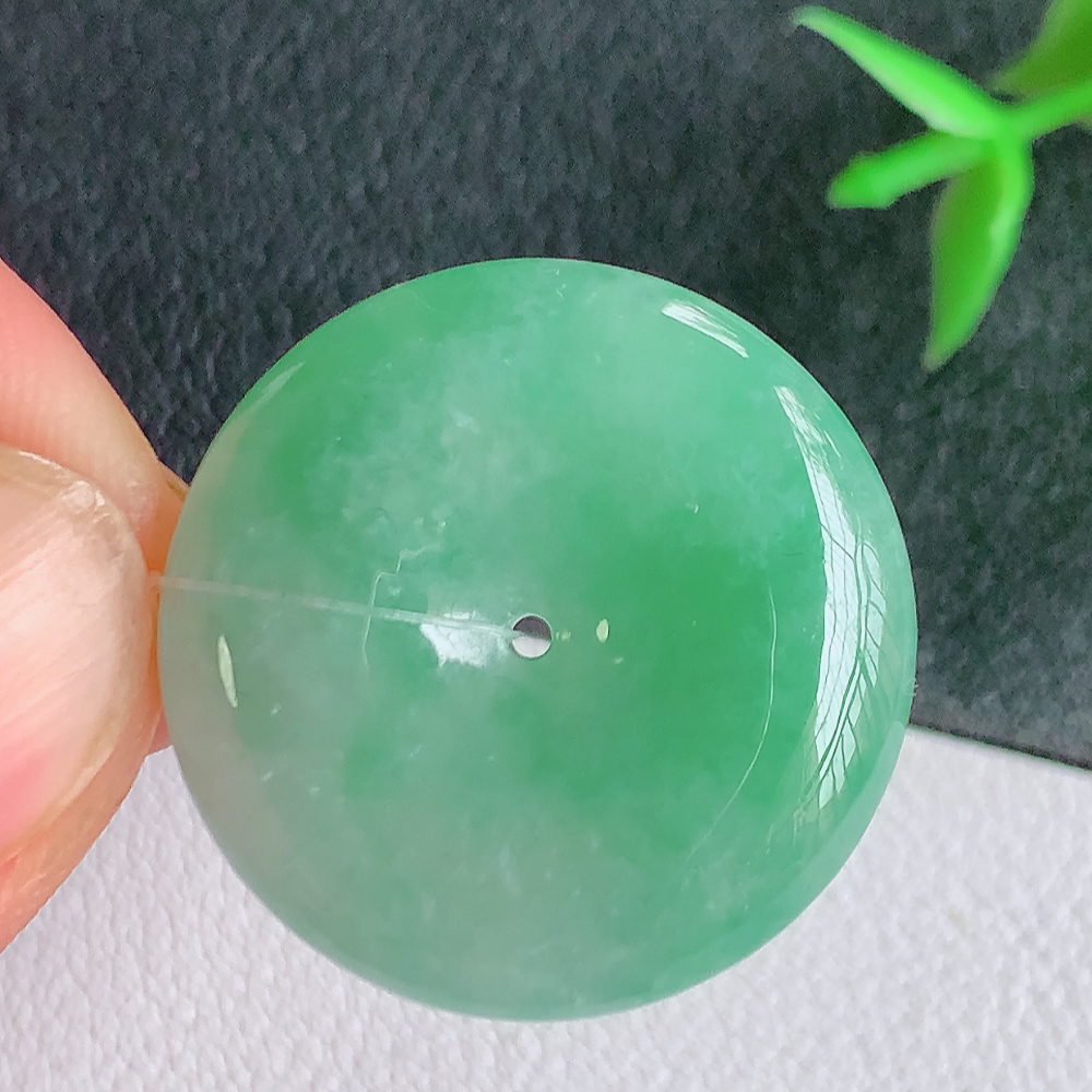 冰润满绿平安扣吊坠，厚装饱满，冰润剔透，细腻水足，种质润泽，飘花灵动，佩戴优雅大气，W49.28   尺寸：24.8-5.8mm