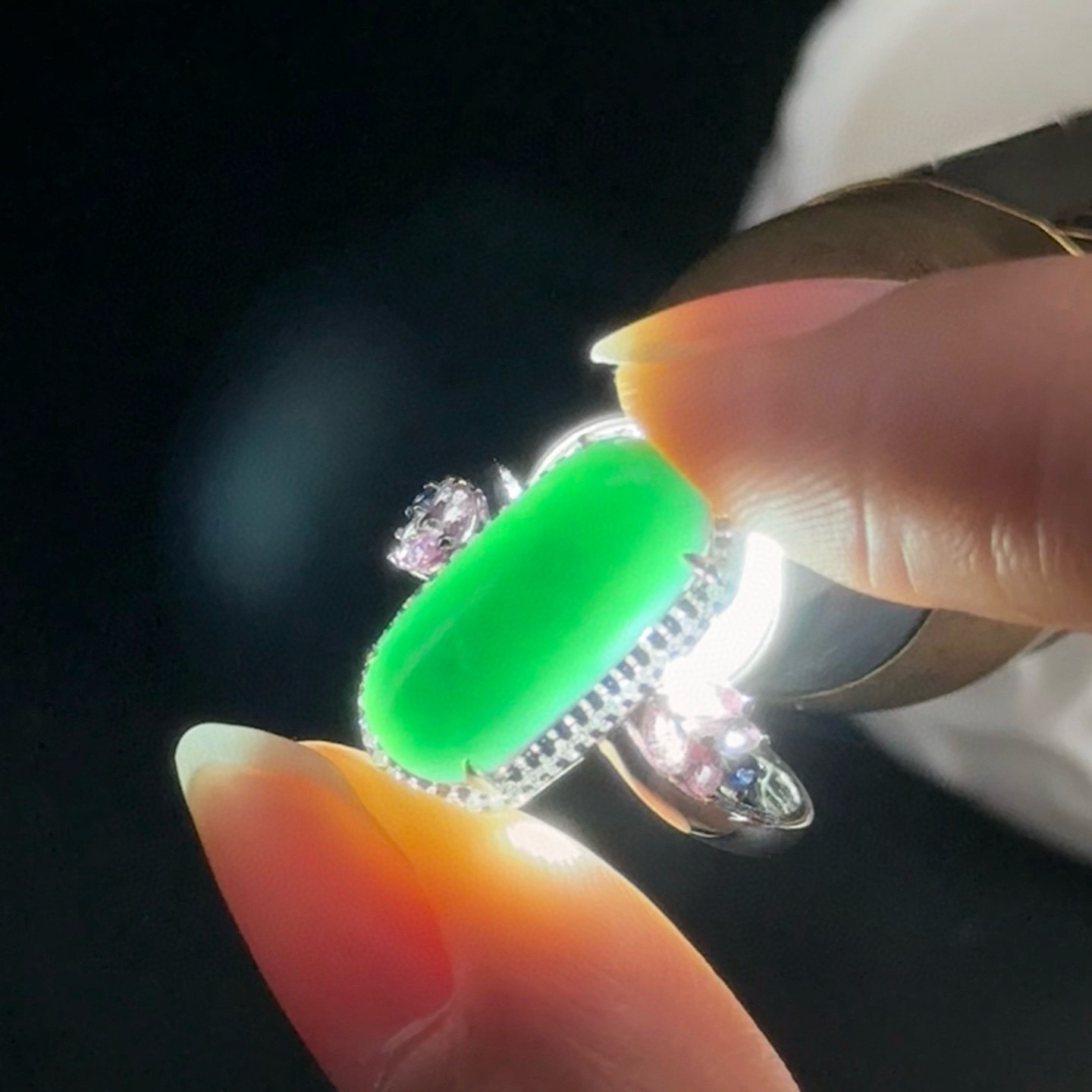 精品18k墨翠女戒 种好色正 黑度极好 打灯通透 油性十足  尺寸17.3