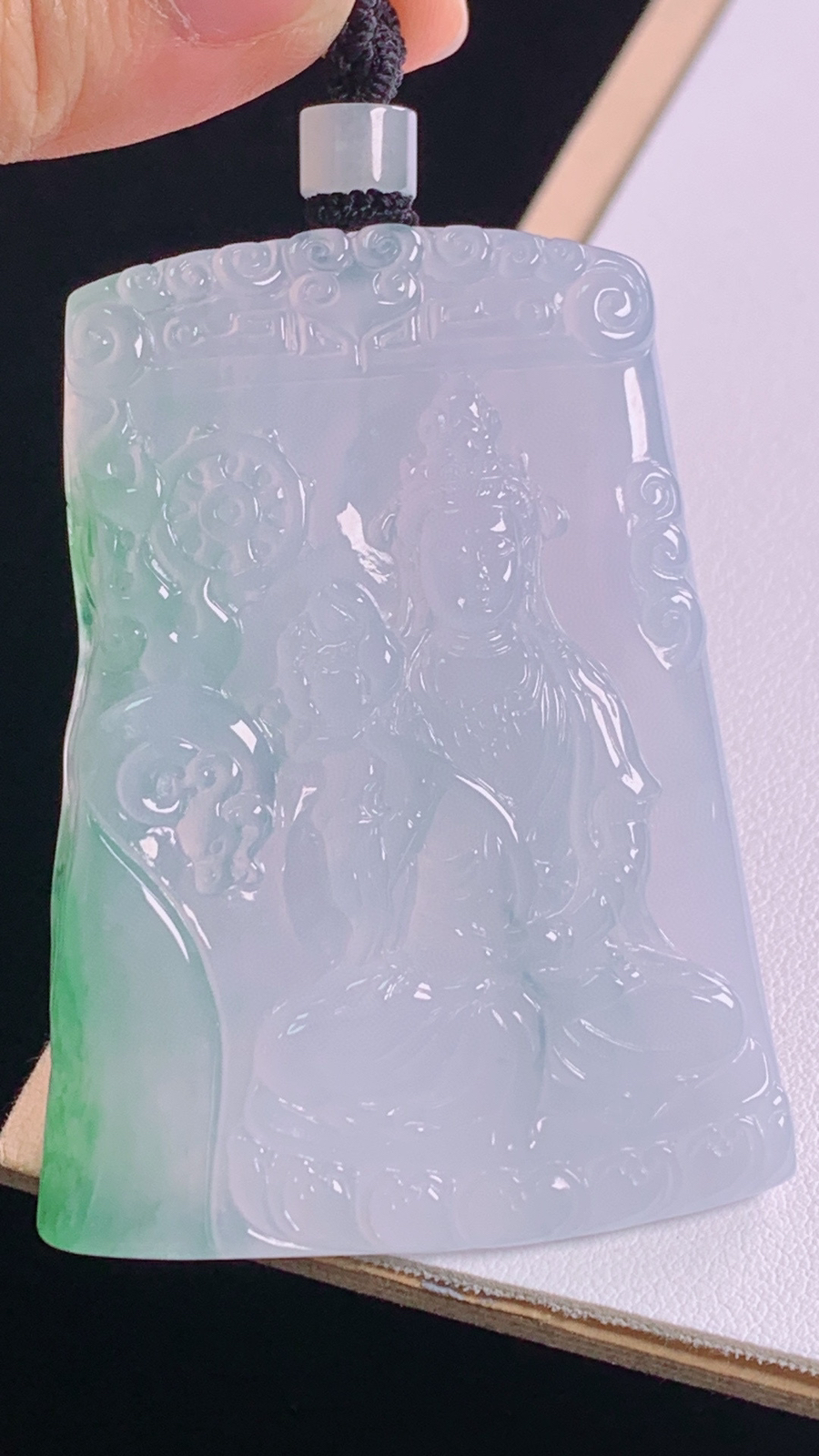 冰飘绿大势至菩萨
翠色灵动，雕工精湛
尺寸:69.4-61.8-46.0-6.4mm