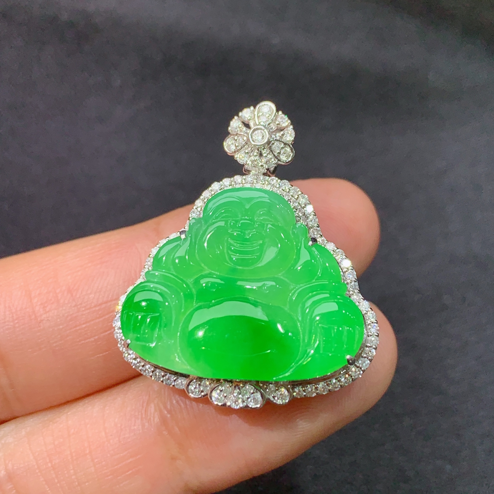 冰阳绿笑佛吊坠，18k金镶嵌，冰润色阳，品相好，种水足，Lp 尺寸29.2*24.6*10.1