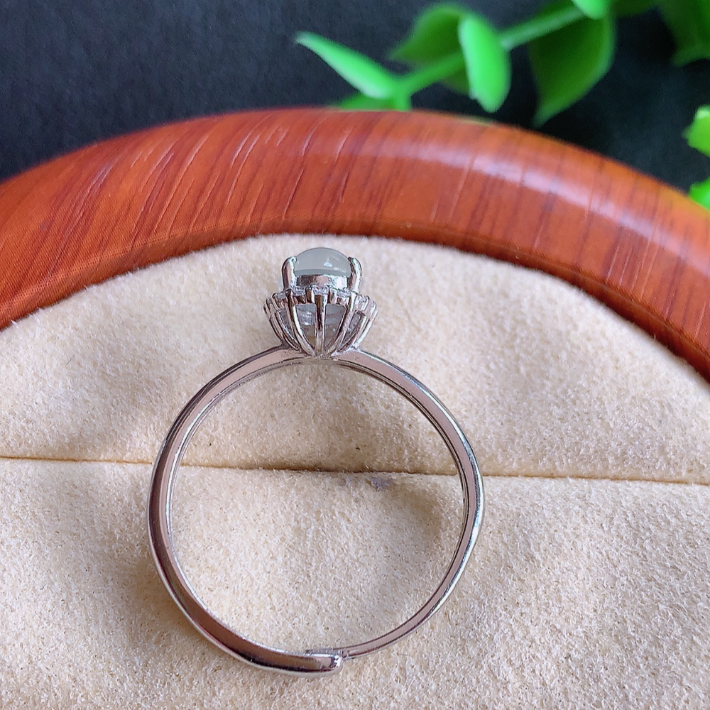 高冰精美环形翡翠戒指  玉质细腻  冰清玉润  飘花灵动  颜色漂亮  W815.28   内径尺寸：19.5-9.4-8.2mm  裸石尺寸：6.8-5.8mm