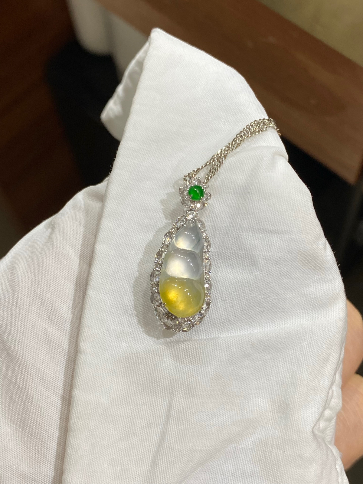 高冰 起光 黄翡 亮黄 色泽仙亮 18k

整体尺寸30.8-12-10.4