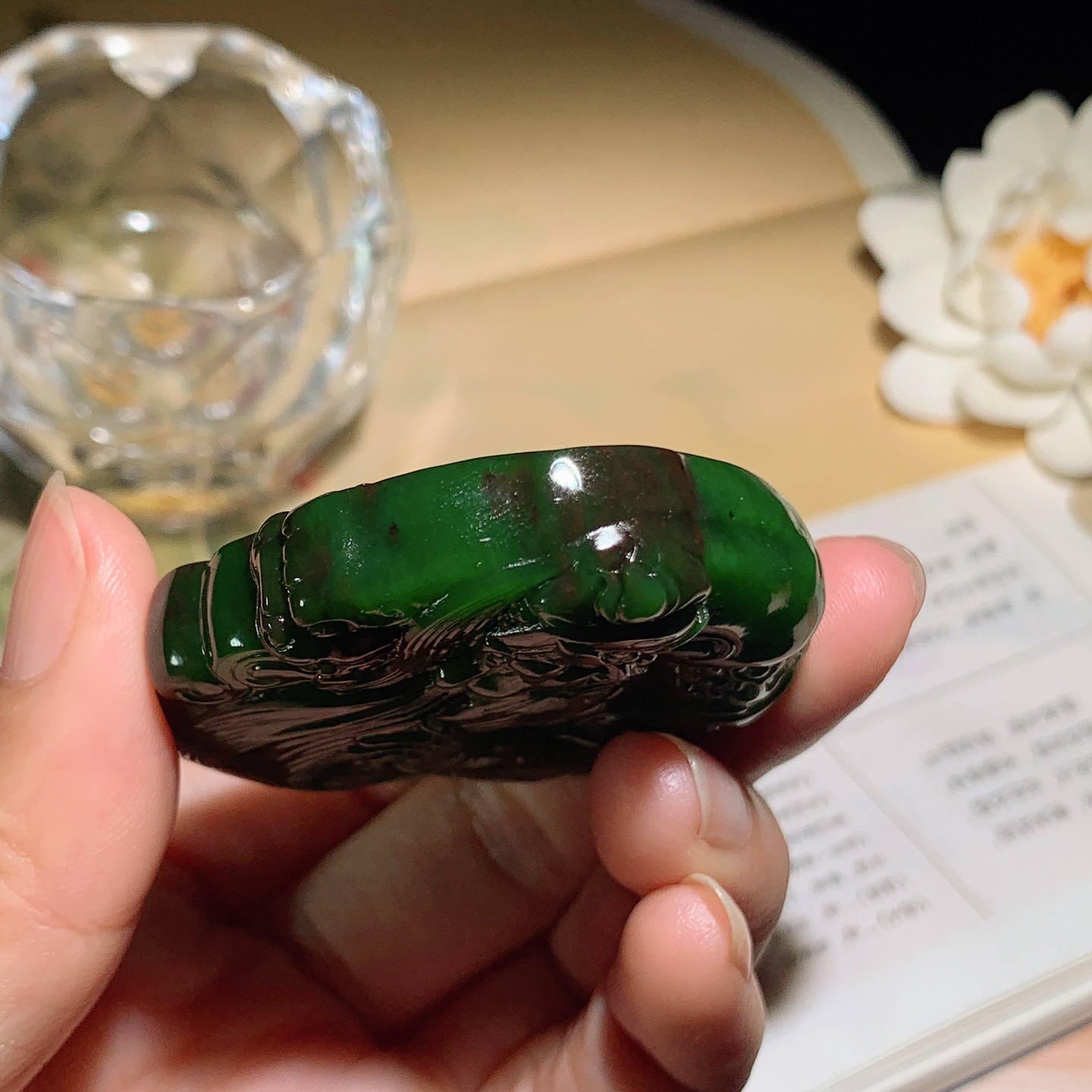 和田玉阳绿红皮料俄罗斯武财神关公挂件 尺寸57/53/12重70.5克，玉质细腻油润 底色纯净 脂粉好，品质好！lt260330