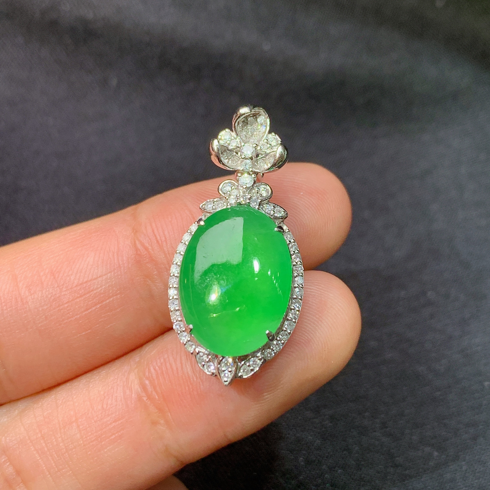 阳绿蛋面吊坠，18k金镶嵌，冰润色阳，玉质细腻，种水足，Lp 尺寸28.4*13.3*8.1