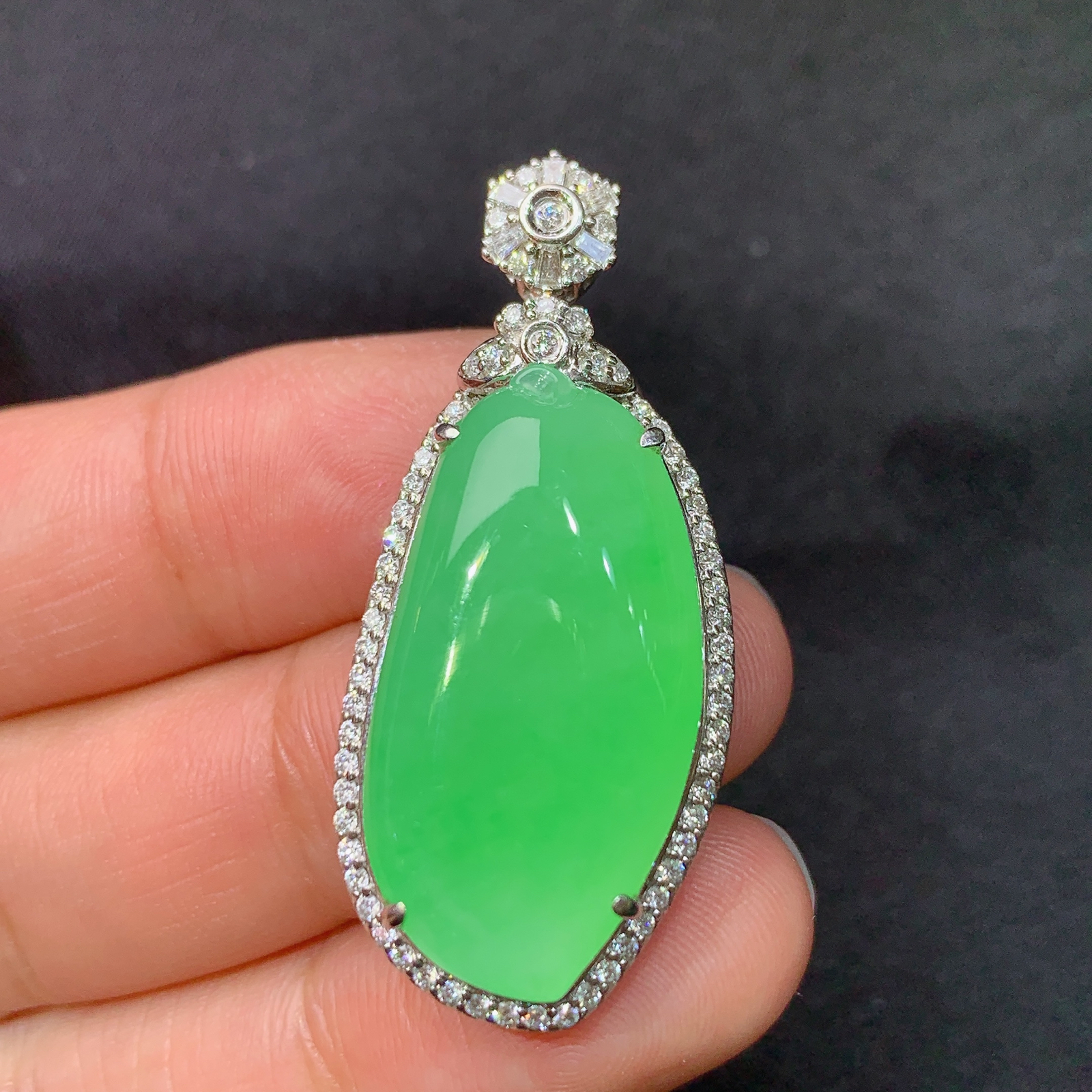 冰阳绿福瓜吊坠，18k金镶嵌，冰润色阳，玉质细腻，种水足，B1 尺寸39.3*17.2*9.9