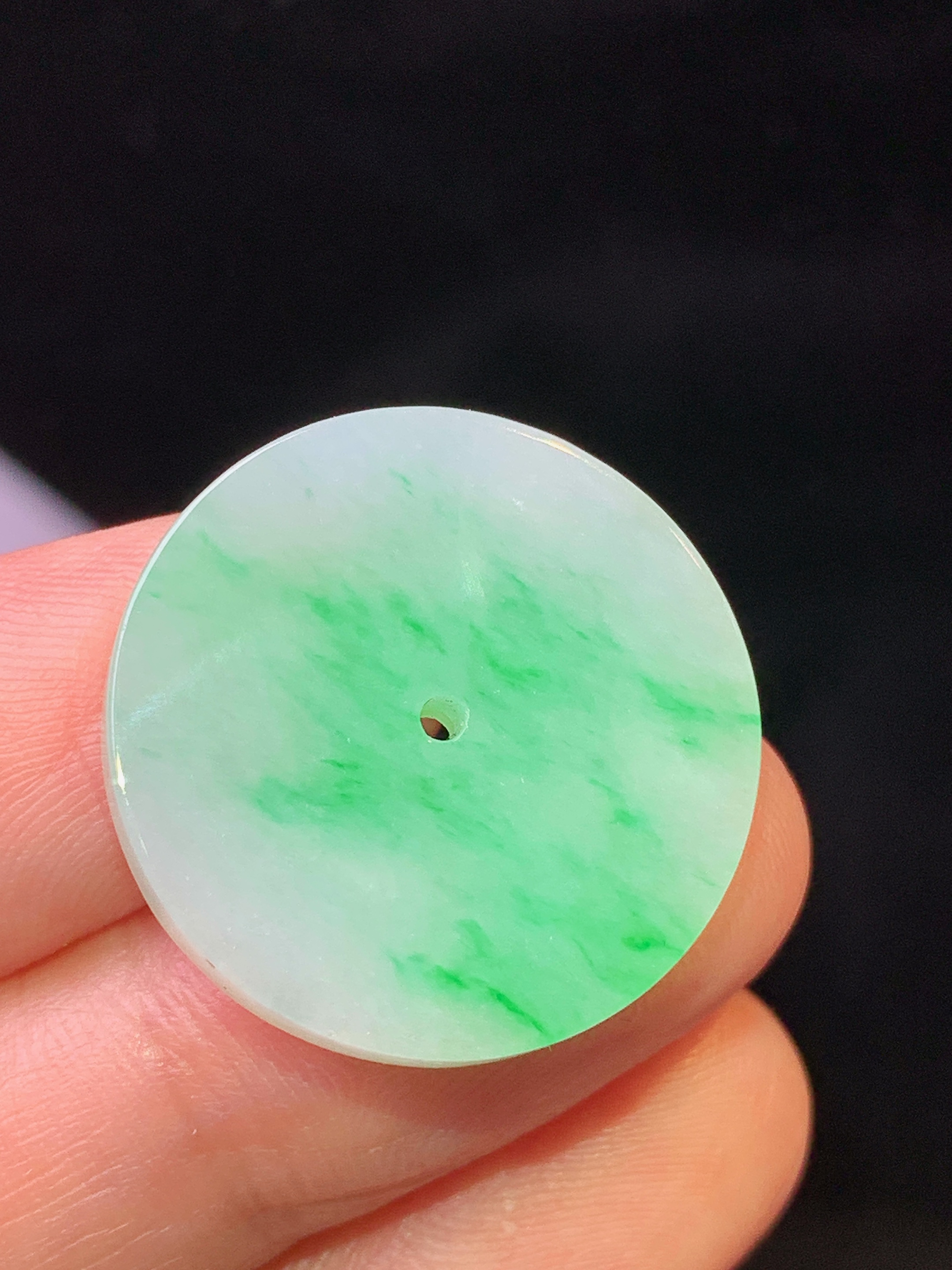 飘绿圆牌吊坠 玉质细腻 色泽艳丽清新 水润亮眼 整体尺寸22.5*3.2L2