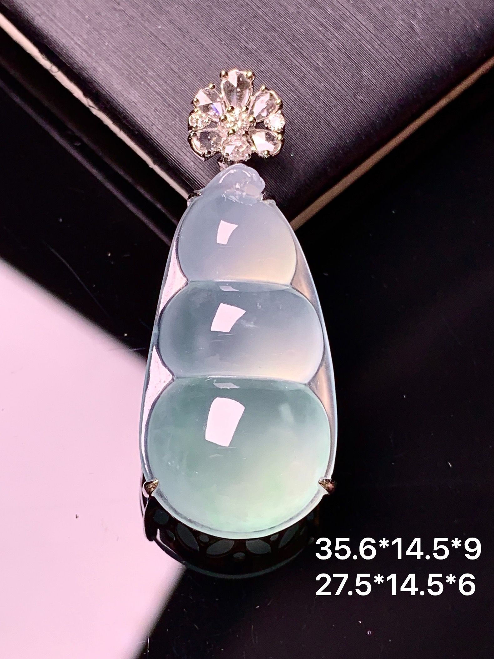 18k金钻镶嵌冰种四季豆吊坠 玉质细腻 色泽艳丽清新 水润亮眼 整体尺寸35.6*14.5*9g2