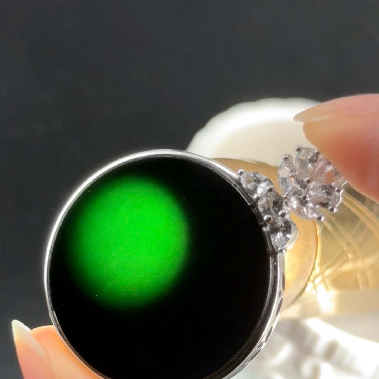 精品18k墨翠圆牌吊坠 种好色正 黑度极好 打灯通透 油性十足 尺寸37.8