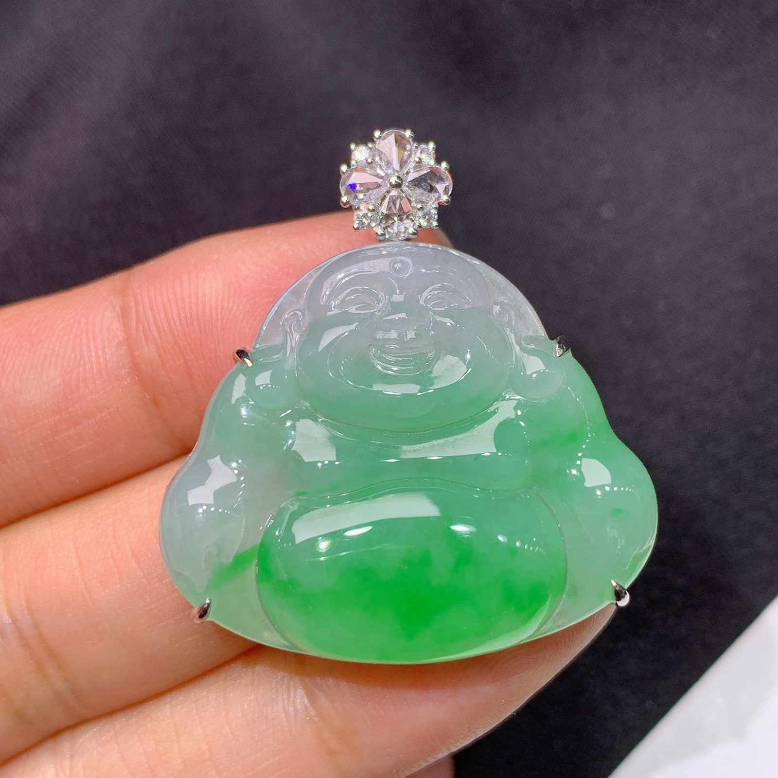 冰飘绿笑佛吊坠，18k金镶嵌，冰润色阳，品相好，种水足，Dd 尺寸35.1*32.6*8.8