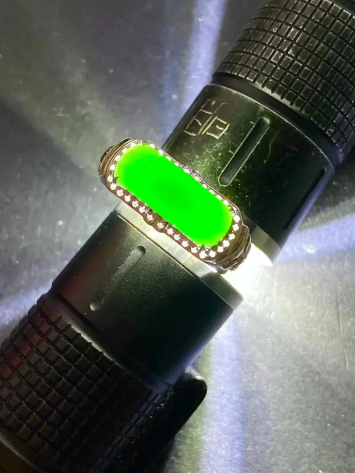 墨翠：【马鞍戒指】18K金+南非钻镶嵌，细腻干净，黑度极黑，性价比高·做工精致，打灯透绿 裸石尺寸：