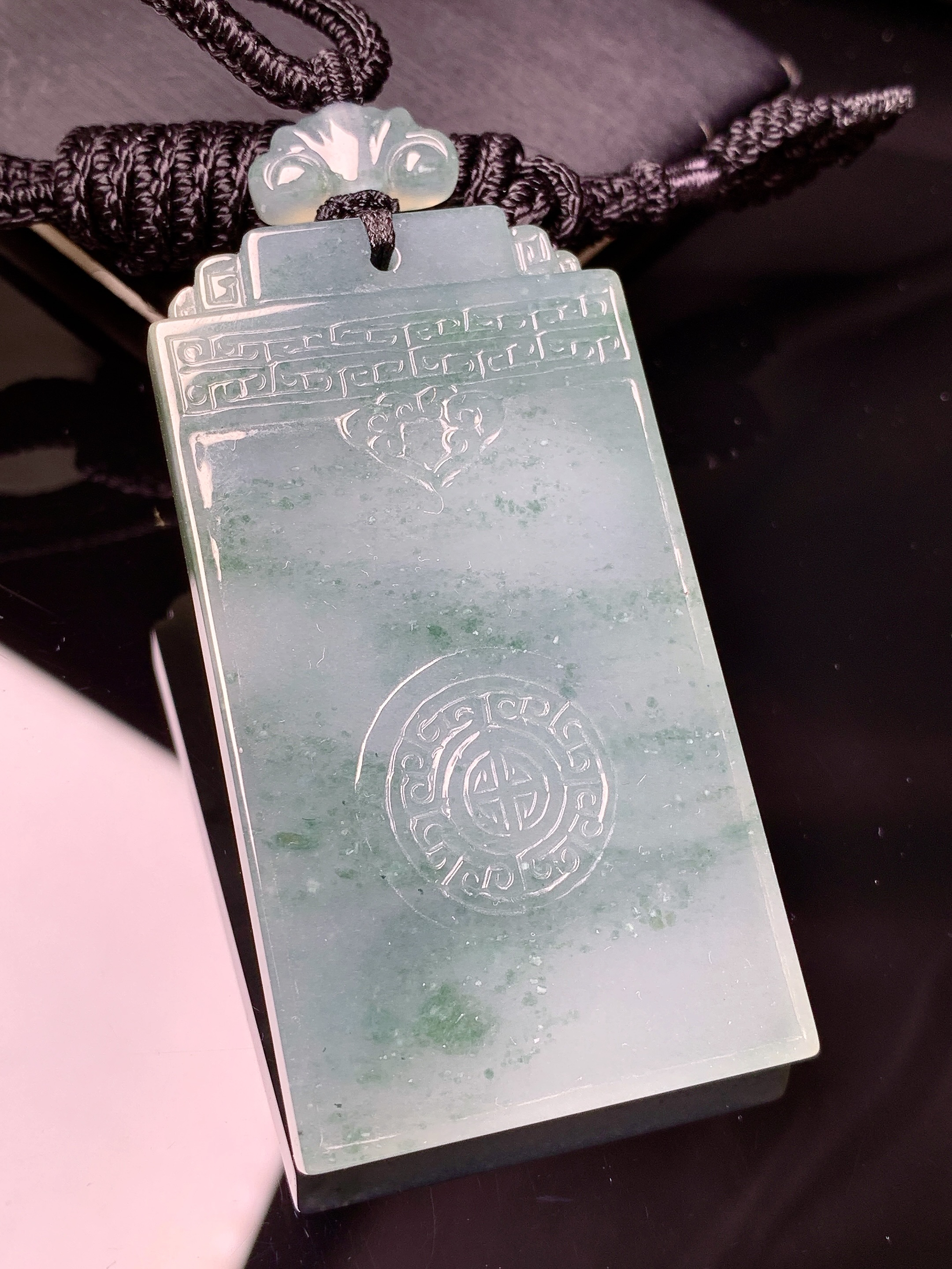 飘花无事牌吊坠 玉质细腻 色泽艳丽清新 水润亮眼 整体尺寸59.2*32.8*5L1