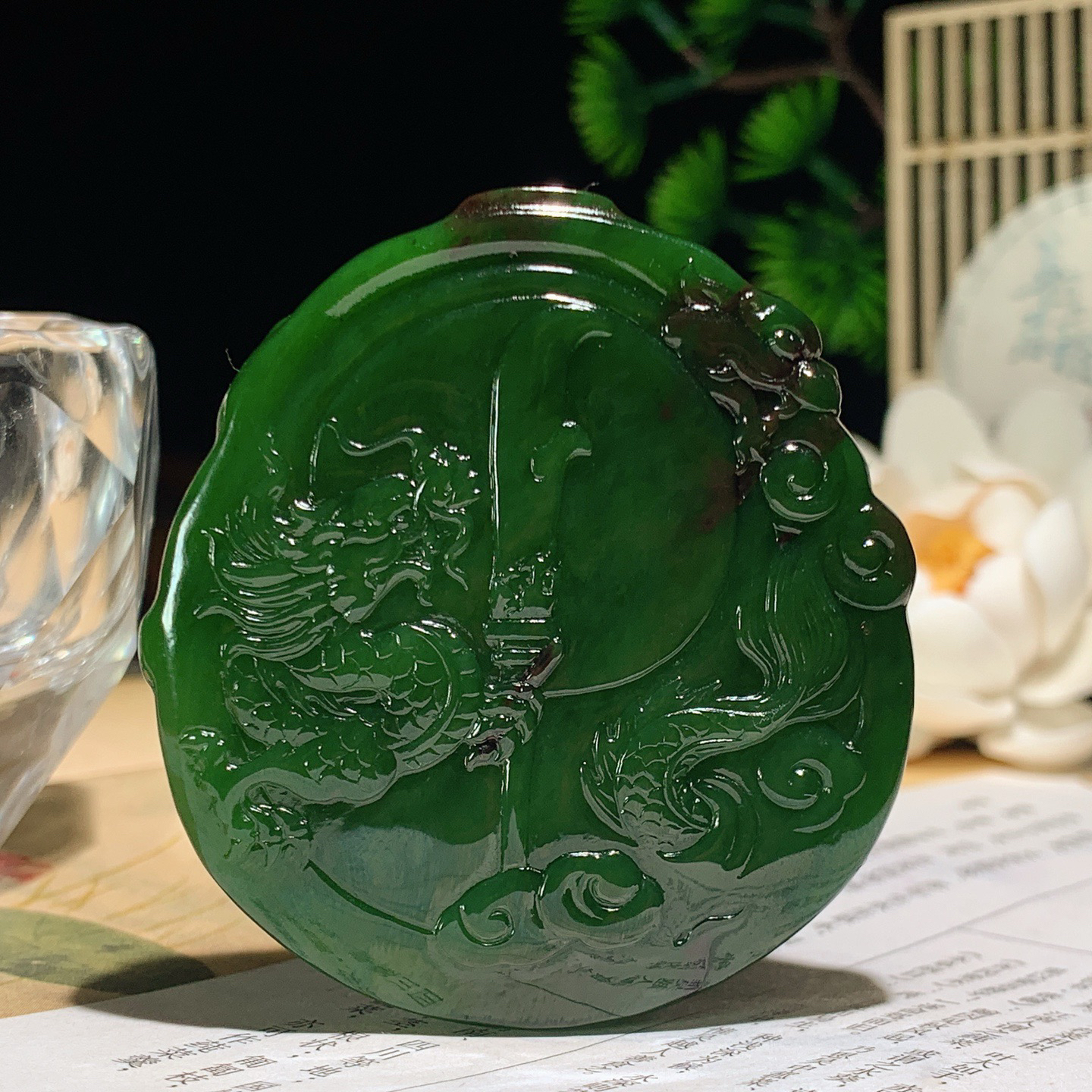 和田玉阳绿红皮料俄罗斯武财神关公挂件 尺寸57/53/12重70.5克，玉质细腻油润 底色纯净 脂粉好，品质好！lt260330