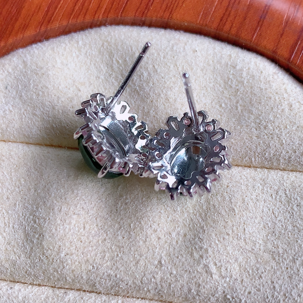 冰满绿翡翠925银镶嵌耳钉，自然光实拍，翠色灵动，颜色漂亮，种老水足，品相佳，佩戴佳品！W502.28  取一整体尺寸：12.8-11-7mm  裸石尺寸：8-6mm