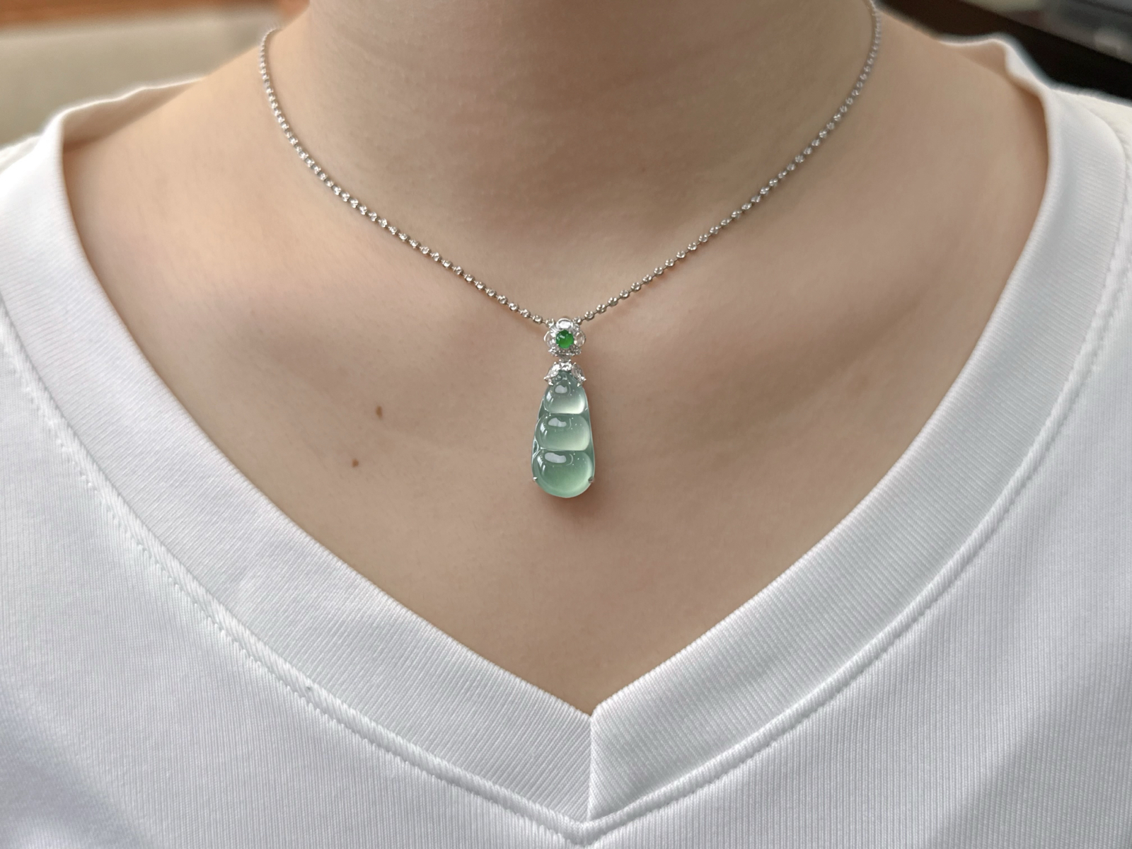 18K镶嵌冰晴绿福豆吊坠

尺寸：21.9-11.6-4.6