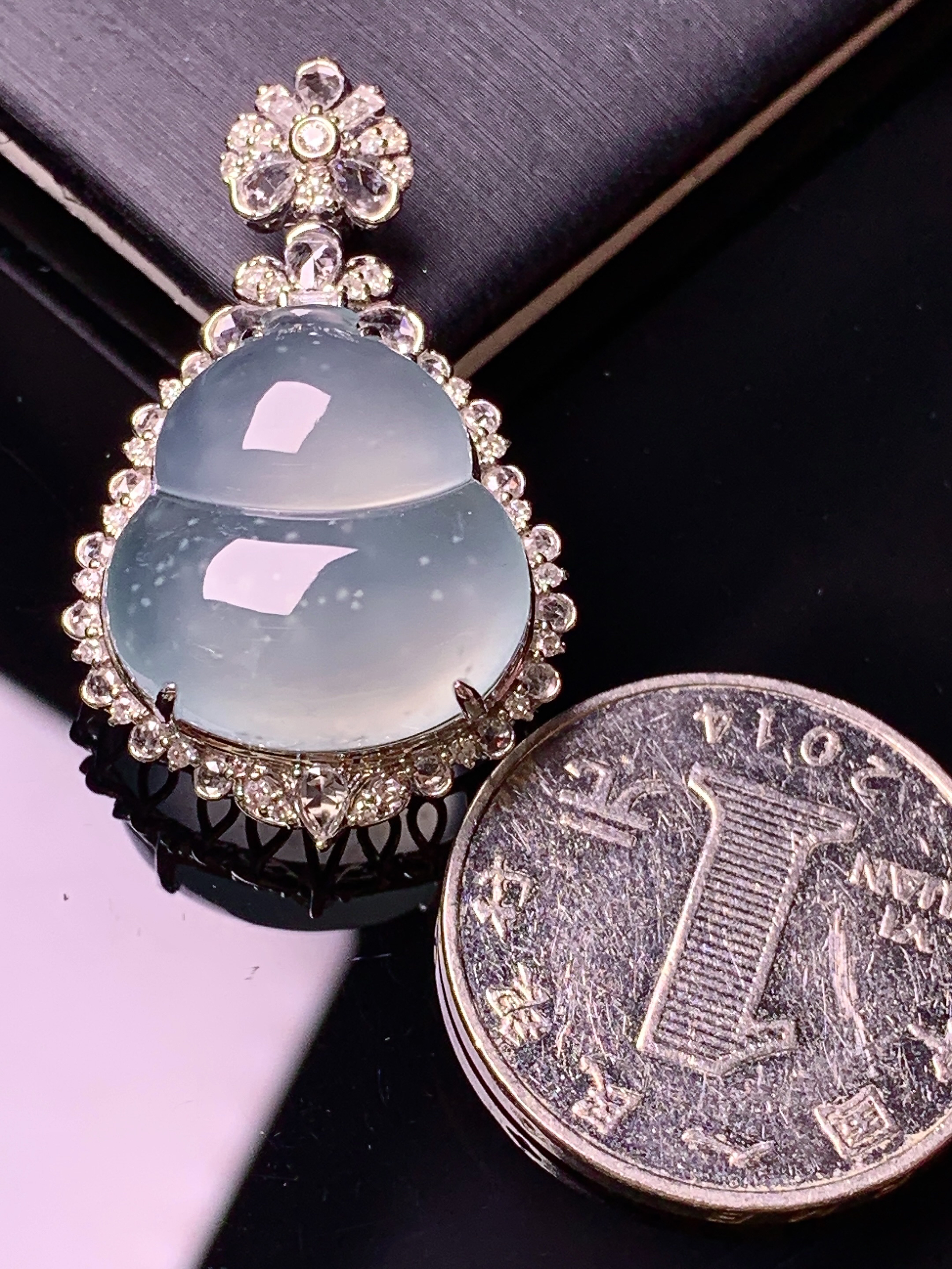 18k金钻镶嵌冰种葫芦吊坠 玉质细腻 色泽艳丽清新 水润亮眼 整体尺寸35.3*22*11.5g2