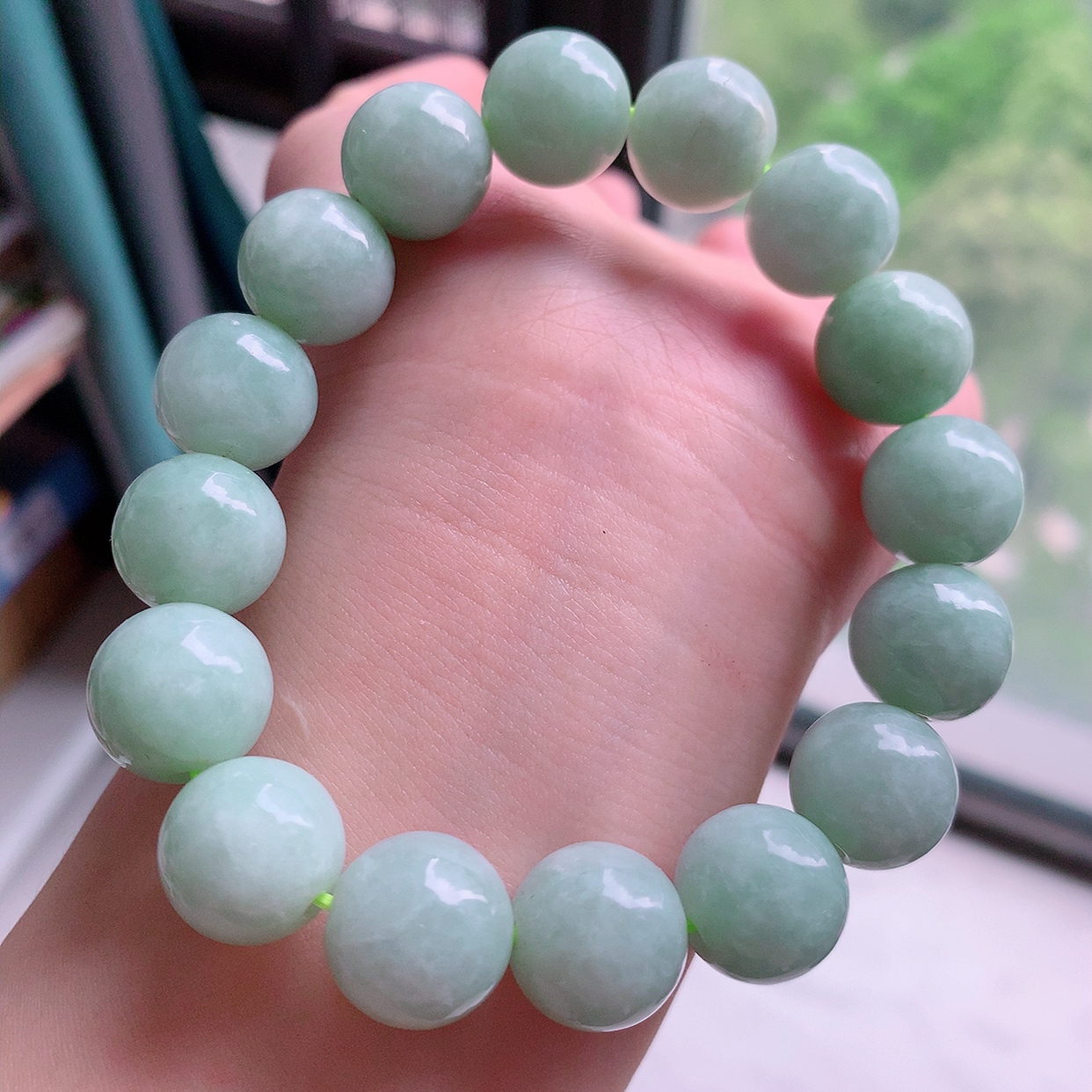 自然光实拍，冰润淡绿翡翠手串手链，种老水足， 冰清玉润  颜色漂亮  #001.1取一尺寸13.6