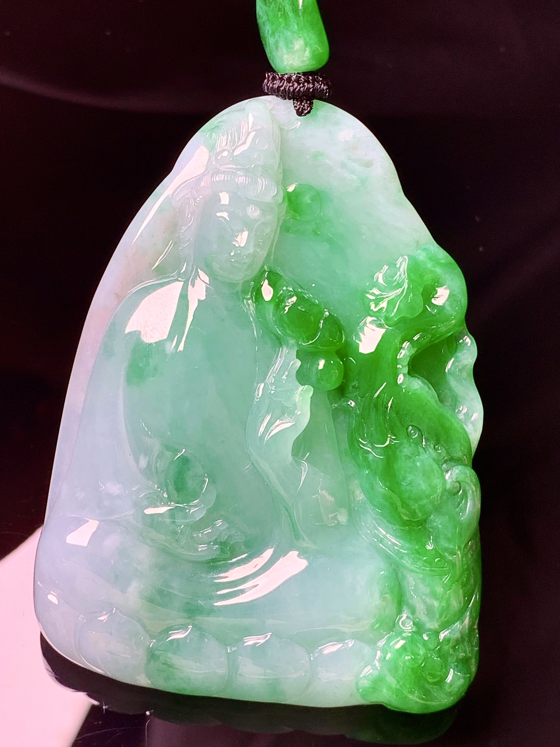 飘绿观音菩萨吊坠 玉质细腻 色泽艳丽清新 水润亮眼 整体尺寸61.5*45.8*8.2w1