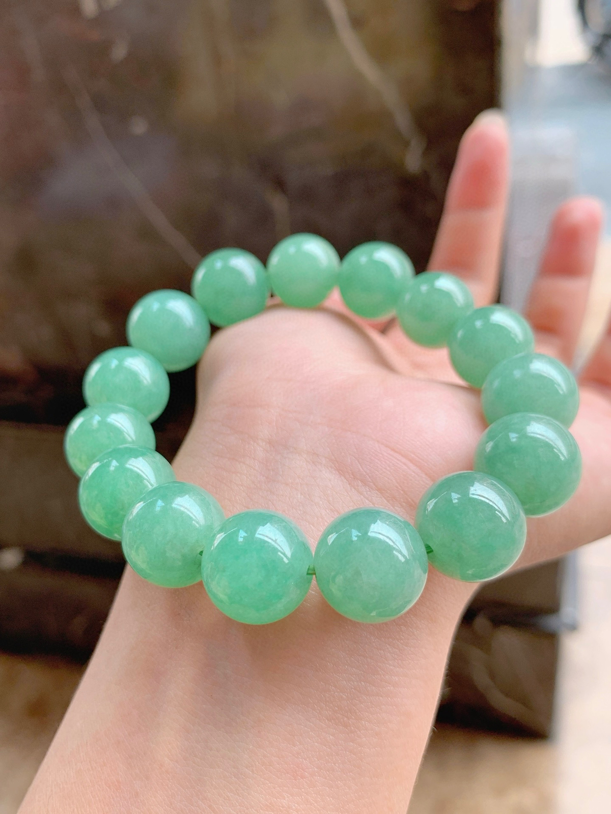 甜绿·珠珠手串
盘玩超舒服的甜绿手串，珠体圆润手感糯，上手温柔大气～