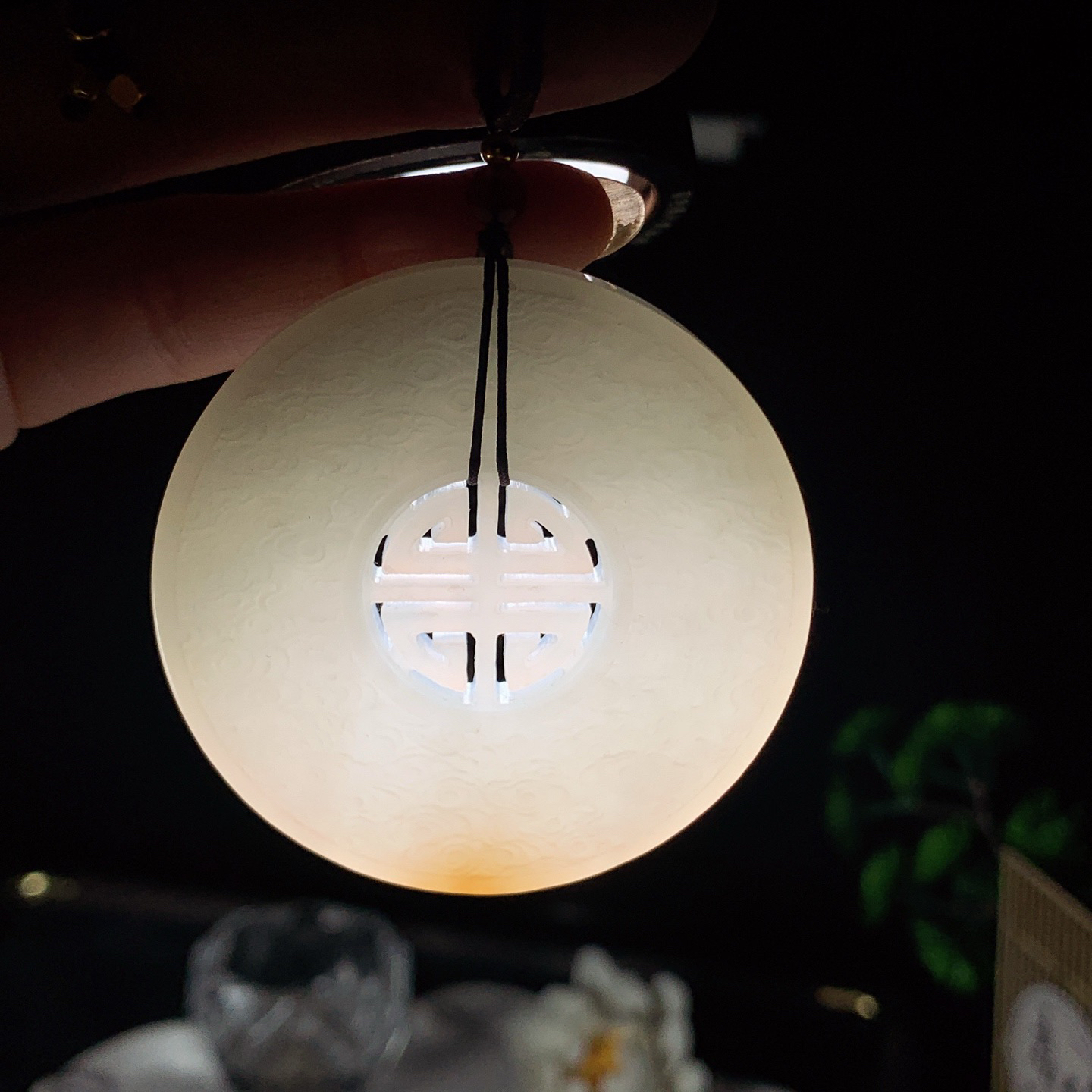 新疆和田玉且末糖大圆满挂件。尺寸55/8重50克 玉质细腻油润 底色纯净 脂粉好，品质好。lt260330