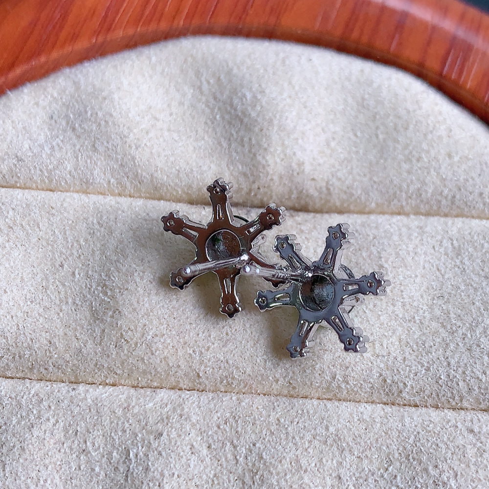 冰满绿翡翠925银镶嵌耳钉，自然光实拍，翠色灵动，颜色漂亮，种老水足，品相佳，佩戴佳品！W502.28  取一整体尺寸：12.8-5.5mm  裸石尺寸：4.8mm