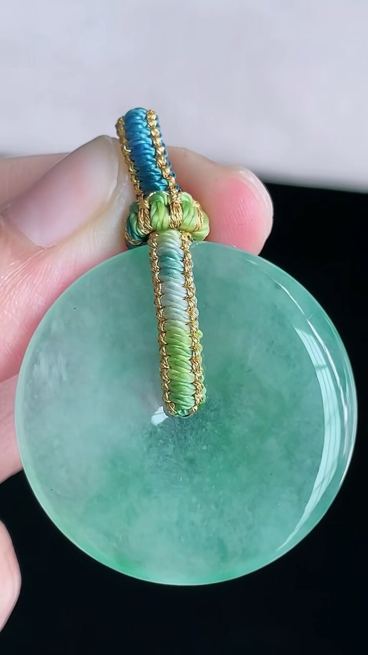【翡翠名称】老坑种冰绿大平安扣吊坠
【翡翠尺寸】直径厚度31.8/4mm
【翡翠描述】宝贝种老水足，