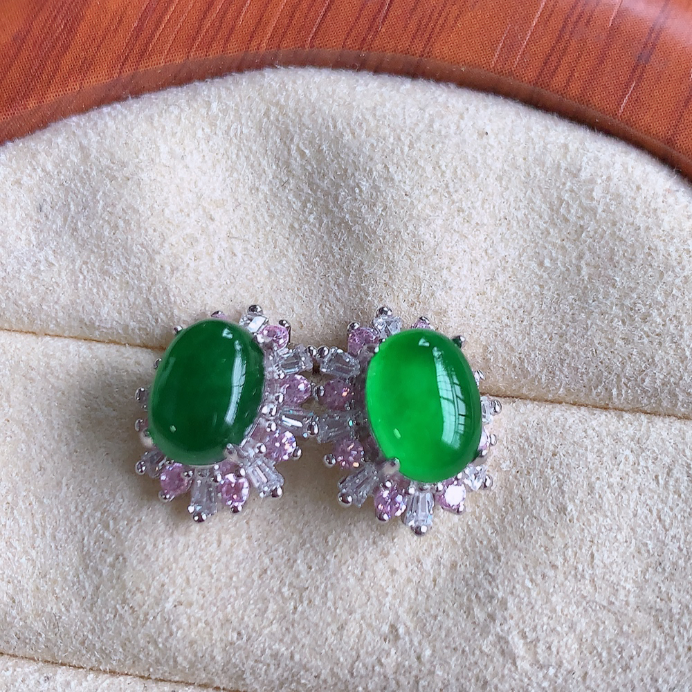 冰满绿翡翠925银镶嵌耳钉，自然光实拍，翠色灵动，颜色漂亮，种老水足，品相佳，佩戴佳品！W502.28  取一整体尺寸：12.8-11-7mm  裸石尺寸：8-6mm