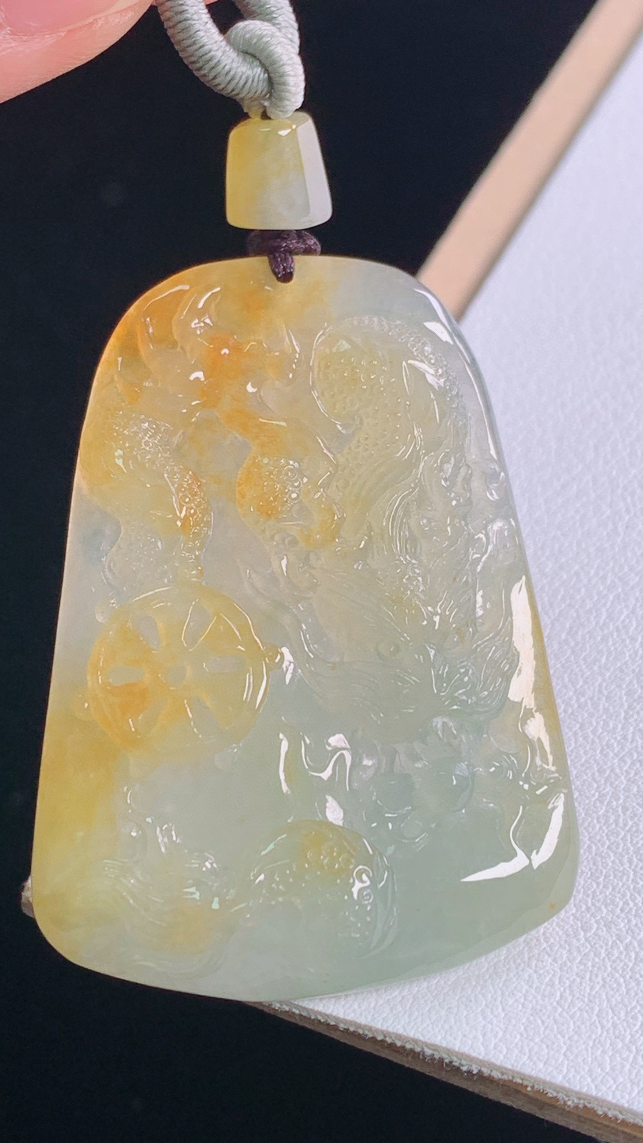 黄翡龙牌
天然黄翡，雕工精湛，霸气
尺寸:55.8-47.4-34.5-7.3mm