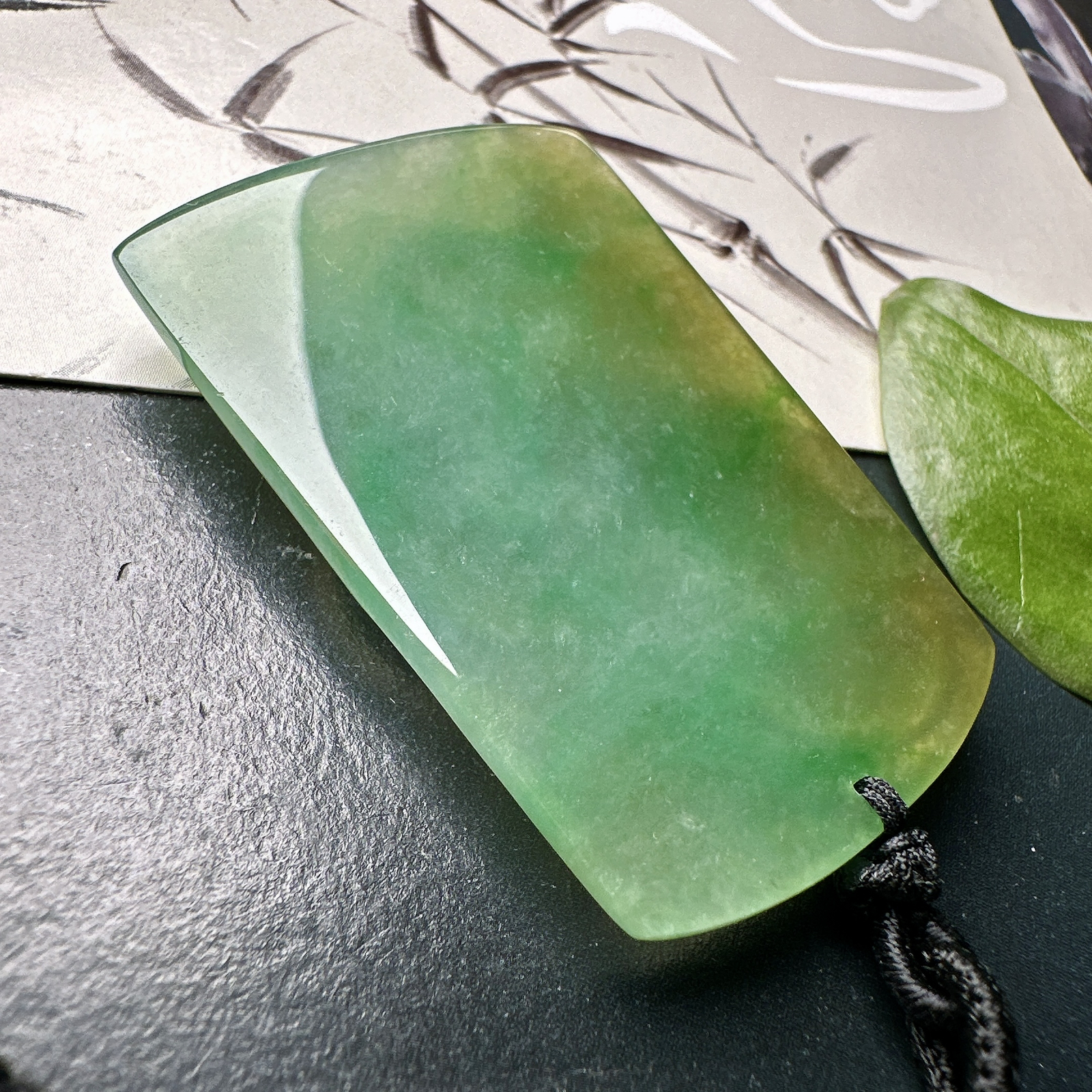 【冰种黄加绿龙牌】冰润细腻，冰感好，质地很不错。雕工精细，佩戴效果好，背面一刀切