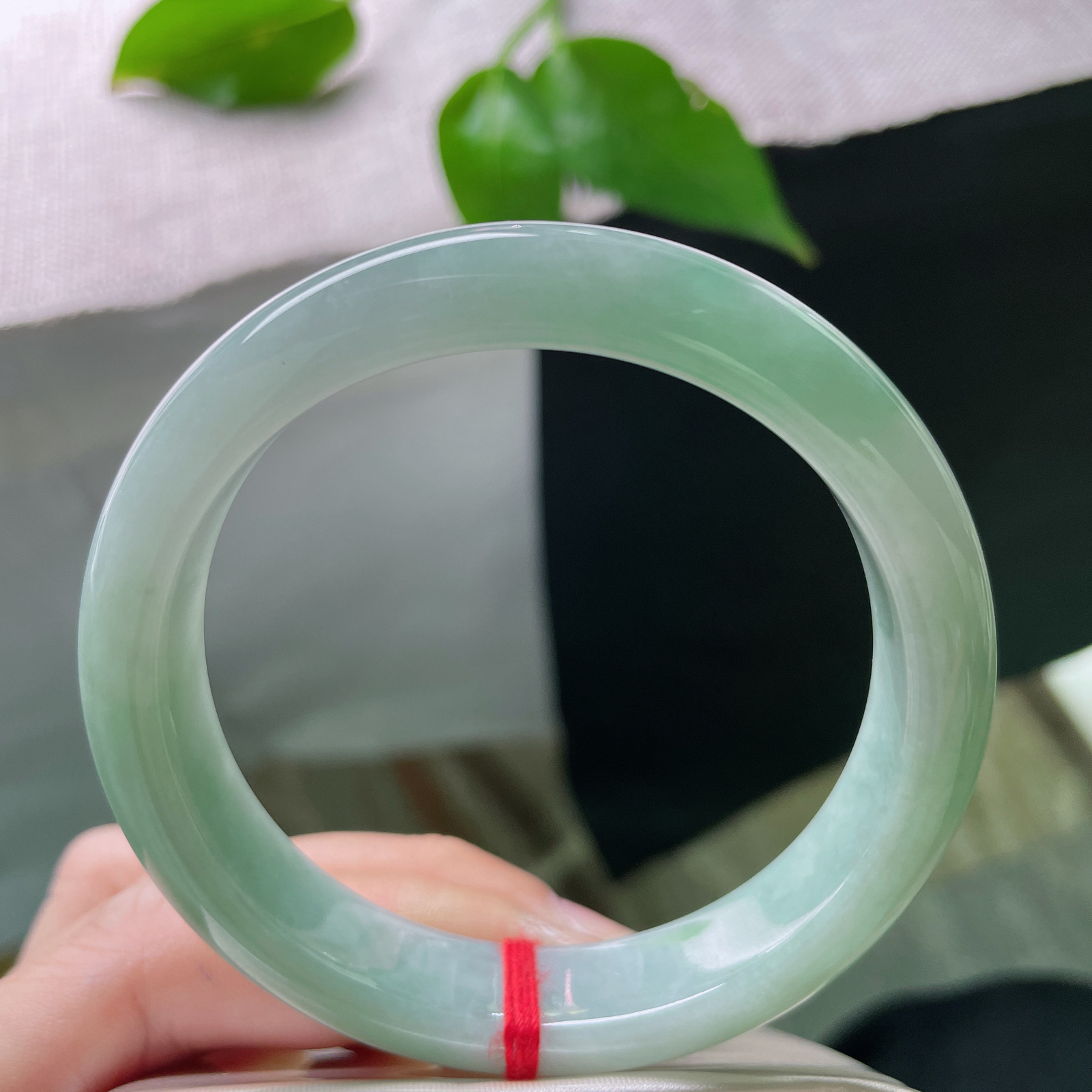 尺寸：56.8/12.7/7.7，绿底正圈，水润，柔润细腻，上手显白，皮纹不显。