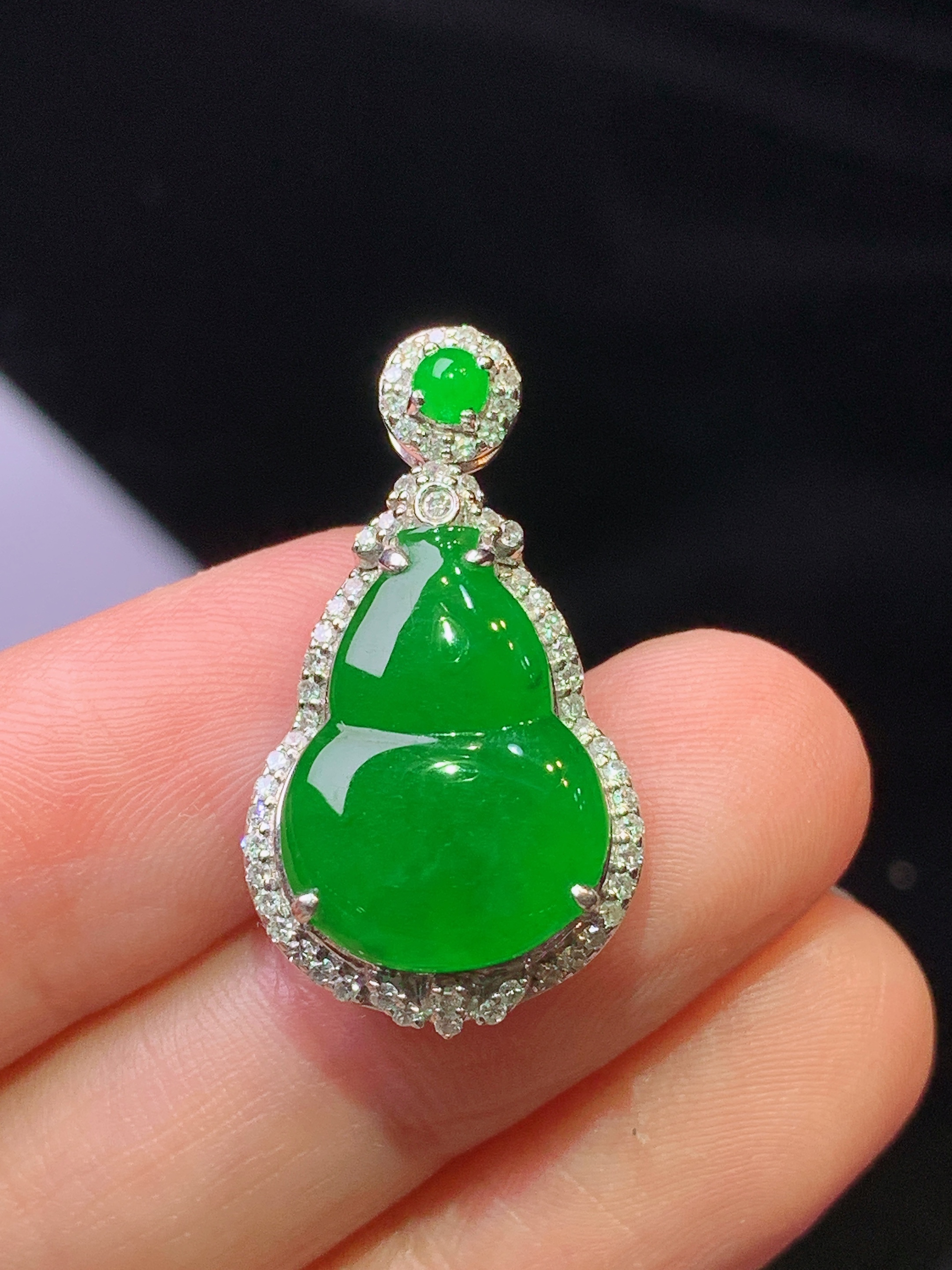 18k金钻镶嵌满绿葫芦吊坠 玉质细腻 色泽艳丽清新 水润亮眼 整体尺寸27.6*15.2*7.3b2
