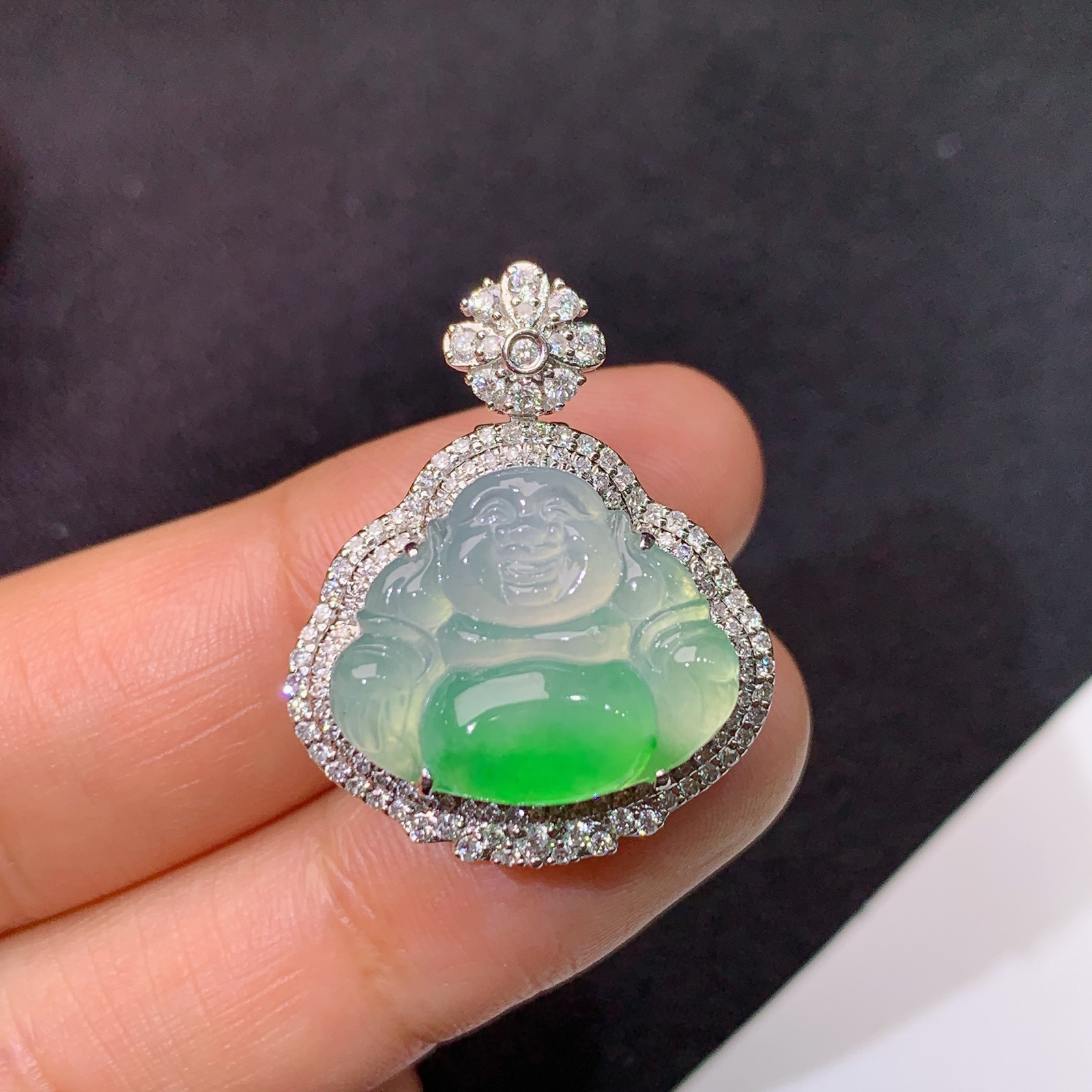 冰飘绿笑佛吊坠，18k金镶嵌，冰润细腻，品相好，种水足，Xj 尺寸26.3*21.3*11.3 F1